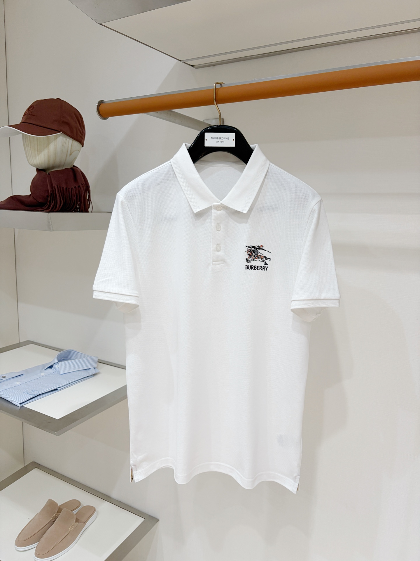 NO:914505,Burberry, 2026 new short-sleeved T-shirt, handsome and fashionable, with exquisite embroidered letter pattern logo on the chest, simple and versatile. The fabric cotton is not only crisp and maintains the trendy silhouette, but also comfortable to wear, and the yarn is more delicate. Size M-3XL,, burberry, T-shirt, tees, t-shirt,19860909巴宝莉、2026新品短袖T恤,帅气时尚,胸前精致刺绣字母图案logo,简约百搭款.面料棉 不仅挺括,保持潮流的廓形,又穿着舒适,纱织更细腻,码数M-3XL,,burberry,T-shirt,tees，t-shirt,,Men's clothing