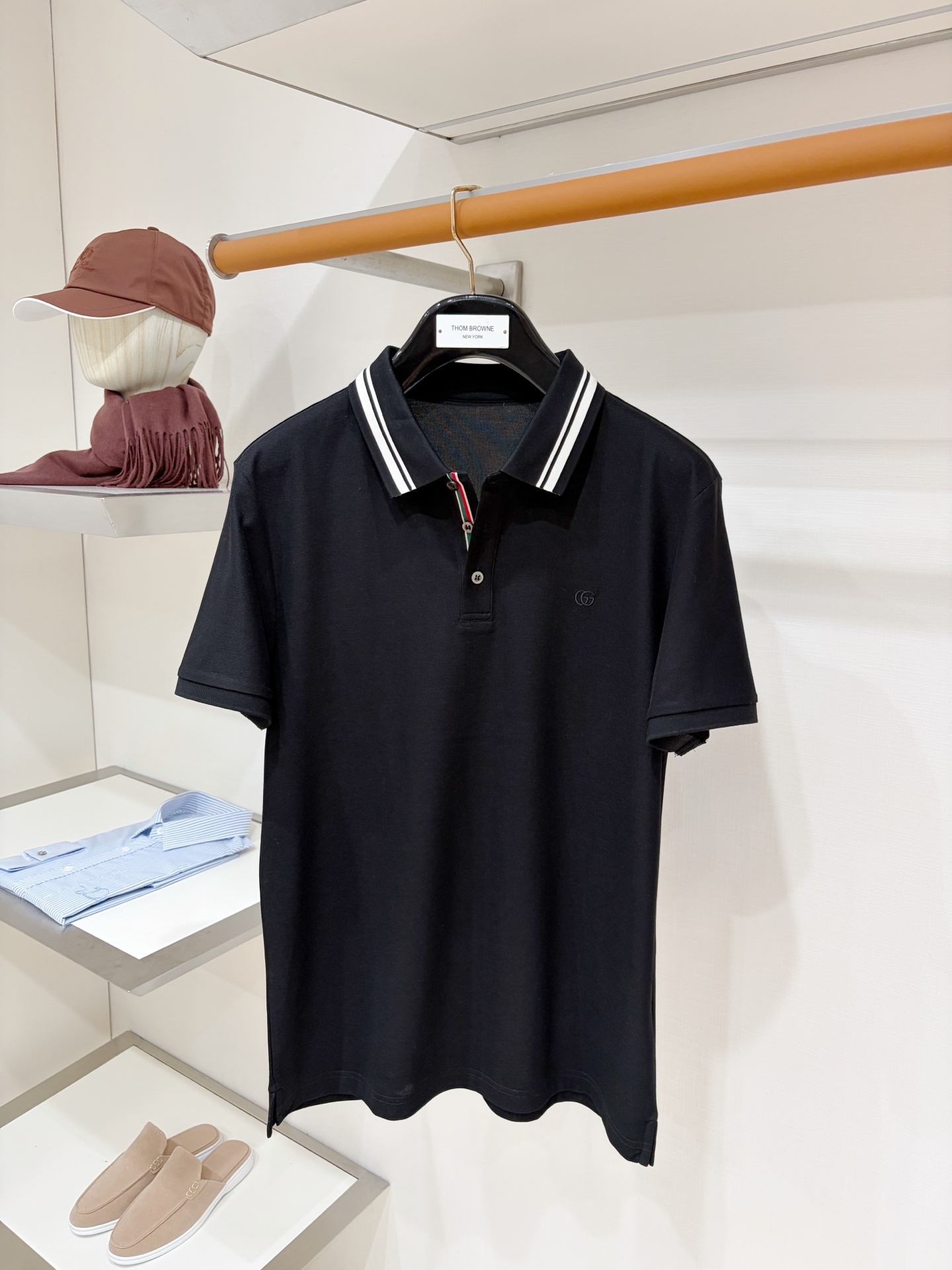 NO:914488,Gucci, 2026 new short-sleeved T-shirt, handsome and fashionable, with exquisite embroidered letter logo on the chest, simple and versatile. The fabric cotton is not only crisp and maintains the trendy silhouette, but also comfortable to wear, and the yarn is more delicate. The size is M-3XL,, T-shirt, tees, t-shirt,19860909古奇、2026新品短袖T恤,帅气时尚,胸前精致刺绣字母logo,简约百搭款.面料棉 不仅挺括,保持潮流的廓形,又穿着舒适,纱织更细腻,码数M-3XL,,T-shirt,tees，t-shirt,,Men's clothing