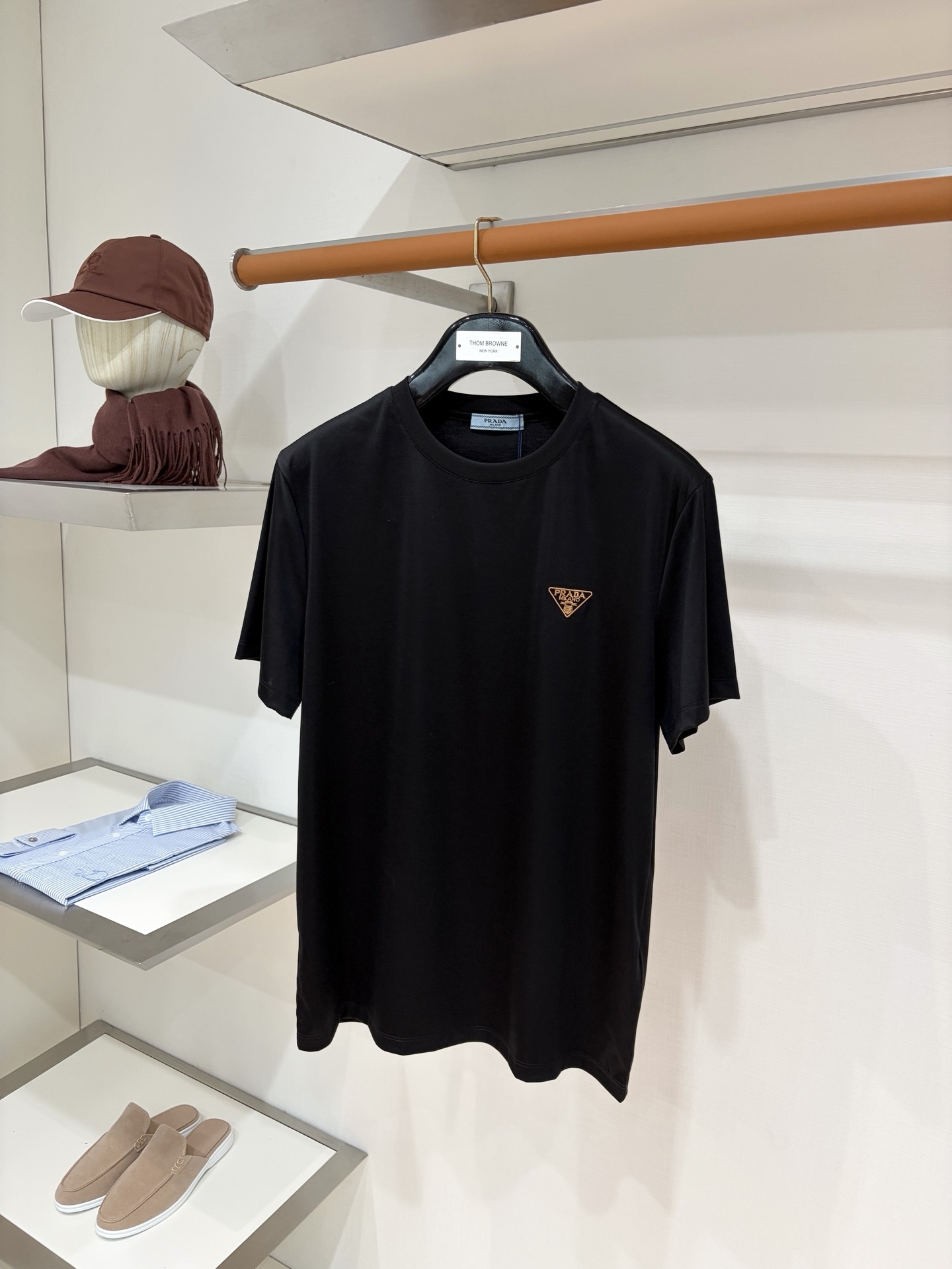 NO:914478,Prada, 2026 new short-sleeved T-shirt, handsome and fashionable, with exquisite embroidered letter logo on the chest, simple and versatile. The fabric cotton is not only crisp and maintains the trendy silhouette, but also comfortable to wear, and the yarn is more delicate. Size M-3XL, prada, T-shirt, tees, t-shirt,19860909普拉达、2026新品短袖T恤,帅气时尚,胸前精致刺绣字母logo,简约百搭款.面料棉 不仅挺括,保持潮流的廓形,又穿着舒适,纱织更细腻,码数M-3XL,,prada,T-shirt,tees，t-shirt,,Men's clothing