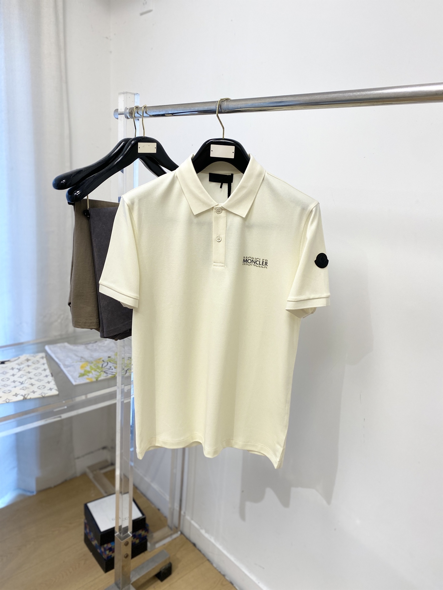 NO:914485,Mongolian, 2026 new short-sleeved T-shirt, handsome and fashionable, simple and versatile. Embroidered logo on the cuffs, the fabric is cotton. It is not only crisp and maintains the trendy silhouette, but also comfortable to wear. The yarn is more delicate. Size M-3XL, Moncler, T-shirt, tees, t-shirt,19860909蒙口、2026新品短袖T恤,帅气时尚,简约百搭款.袖口刺绣装饰图案logo,面料棉 不仅挺括,保持潮流的廓形,又穿着舒适,纱织更细腻,码数M-3XL,,Moncler,T-shirt,tees，t-shirt,,Men's clothing