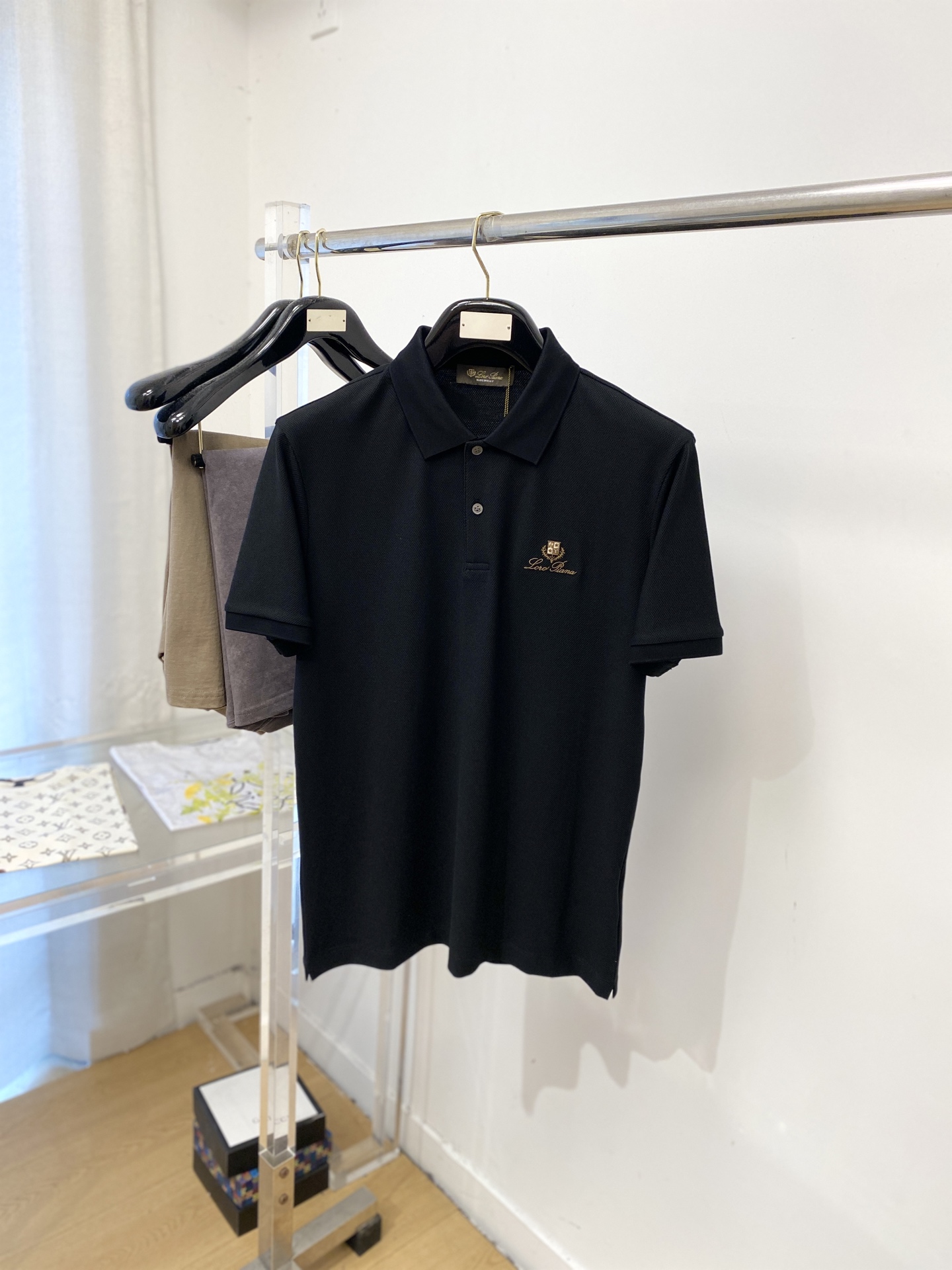 NO:914458,LP, 2026 new short-sleeved T-shirt, handsome and fashionable, simple and versatile. Exquisitely embroidered letter pattern logo on the chest. The fabric is cotton. It is not only crisp and maintains the trendy silhouette, but also comfortable to wear. The yarn is more delicate. Size M-3XL, loro piana, T-shirt, tees, t-shirt,19860909LP、2026新品短袖T恤,帅气时尚,简约百搭款.胸前精致刺绣字母图案logo,面料棉 不仅挺括,保持潮流的廓形,又穿着舒适,纱织更细腻,码数M-3XL,,loro piana,T-shirt,tees，t-shirt,,Men's clothing