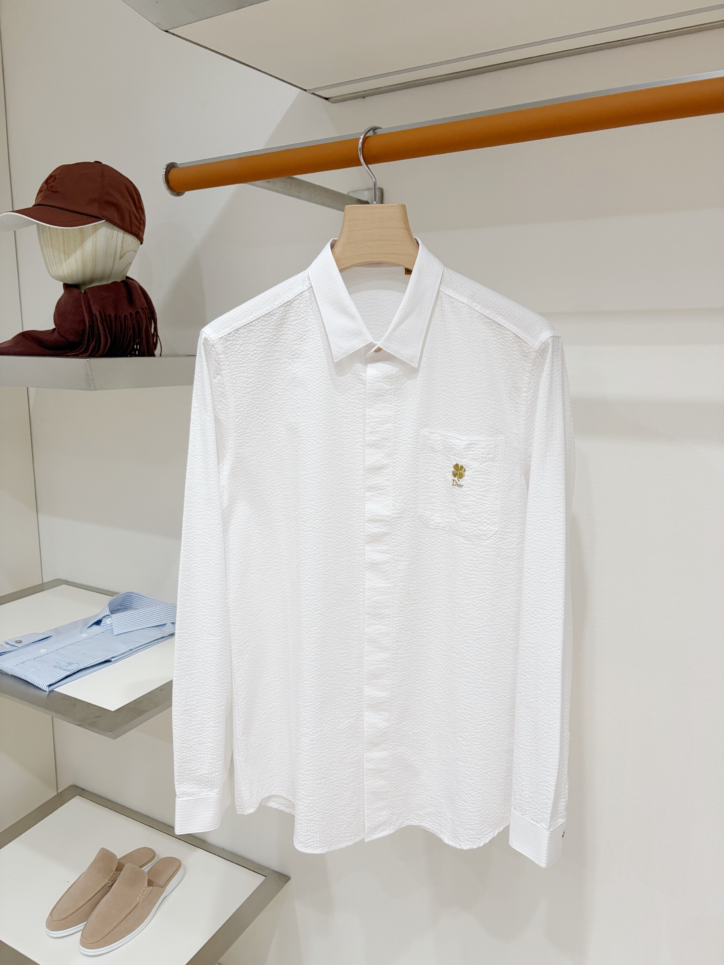 NO:911456,Dior 2026 new shirt, fashionable and handsome, simple and versatile, customized original fabric, not only crisp and trendy silhouette, but also comfortable to wear, the yarn is more delicate, size M-3XL,, dior, shirts,19860909迪奥2026新品衬衫,时尚帅气,简约百搭款,定制原版面料,不仅挺括,保持潮流的廓形,又穿着舒适,纱织更细腻码数M-3XL,,dior,shirts,,Men's clothing