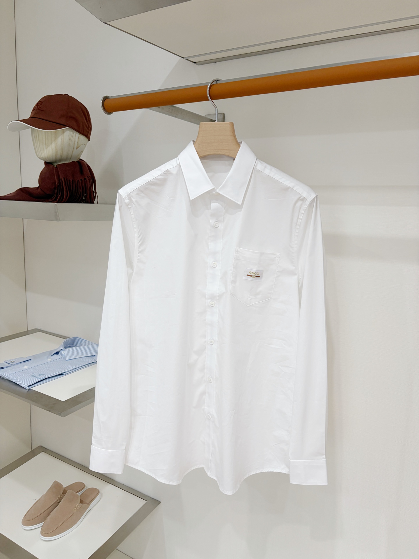 NO:911447,Gucci, 2026 new shirts, fashionable and handsome, simple and versatile, customized original fabric, not only crisp and trendy silhouette, but also comfortable to wear, more delicate yarn weaving, size M-3XL,, shirts,19860909古奇、2026新品衬衫,时尚帅气,简约百搭款,定制原版面料,不仅挺括,保持潮流的廓形,又穿着舒适纱织更细腻码数M-3XL,,shirts,,Men's clothing