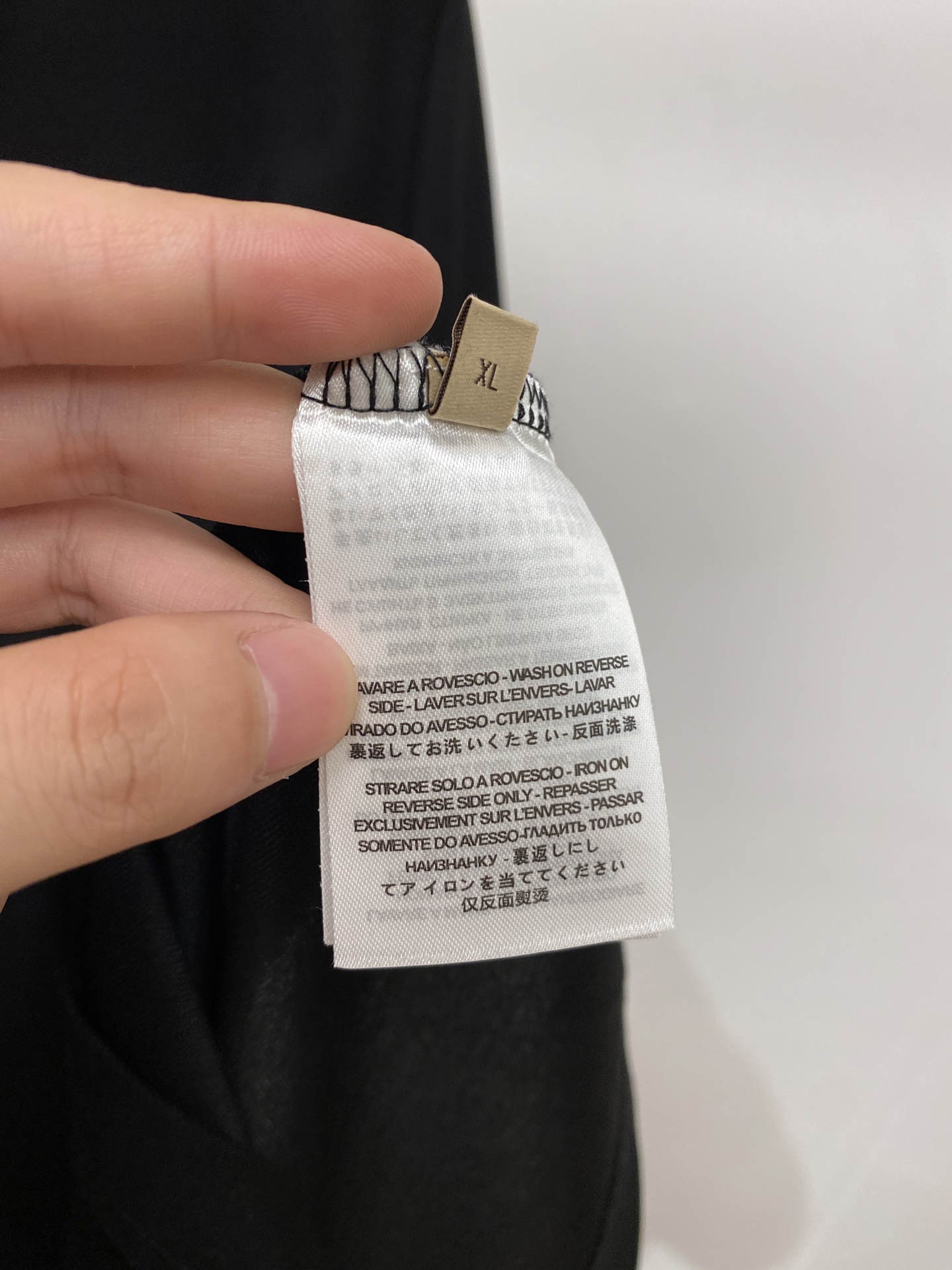 路易威登、2026新品短袖T恤，帅气时尚，胸前精致刺绣字母logo，简约百搭款。面料棉 不仅挺括，保持潮