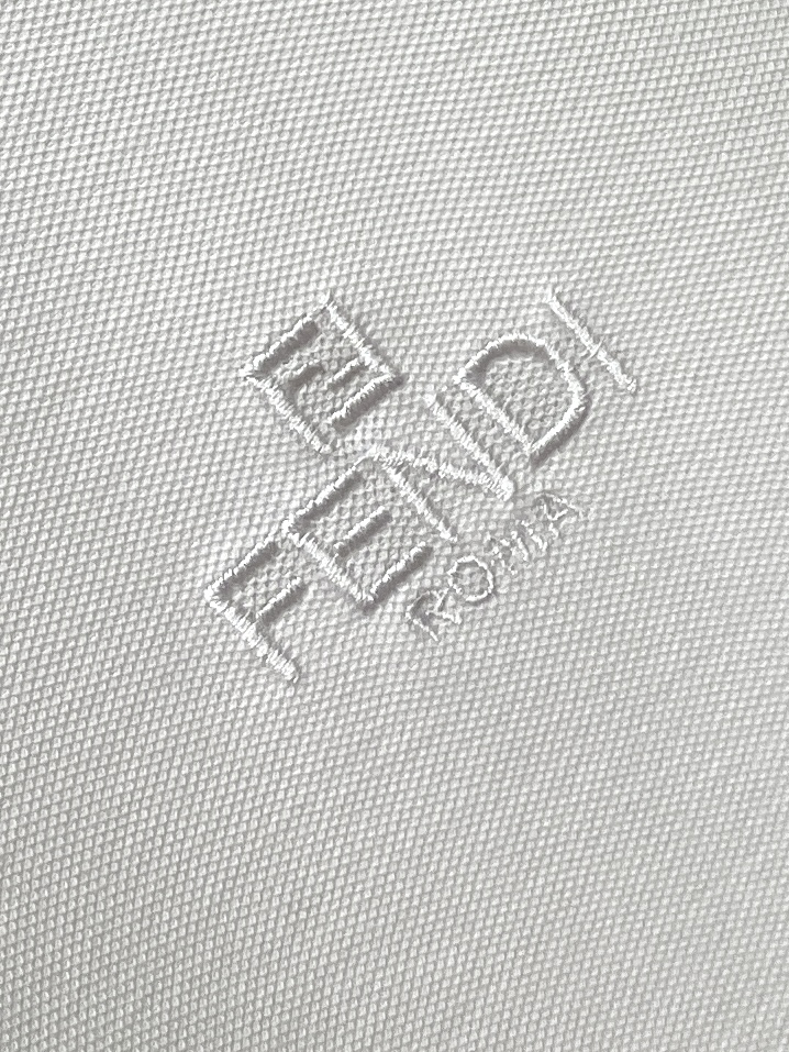 芬迪、2026新品短袖T恤，帅气时尚，胸前精致刺绣字母logo，简约百搭款。面料棉 不仅挺括，保持潮流的