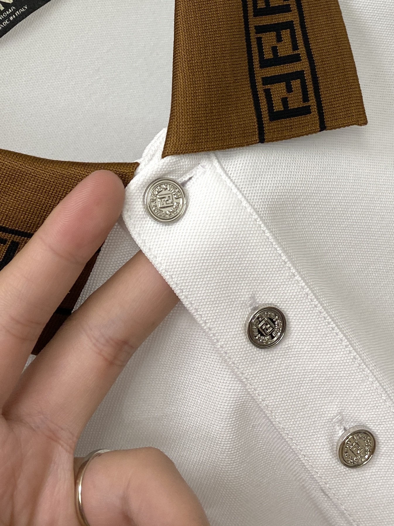 芬迪、2026新品短袖T恤，帅气时尚，胸前精致刺绣字母logo，简约百搭款。面料棉 不仅挺括，保持潮流的