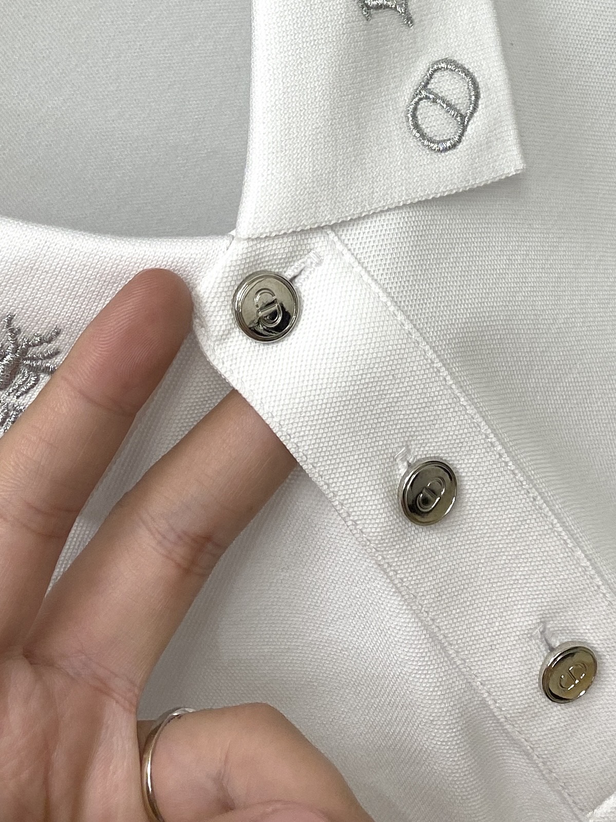 迪奥、2026新品短袖T恤，帅气时尚，领口精致刺绣字母logo，简约百搭款。面料棉 不仅挺括，保持潮流的