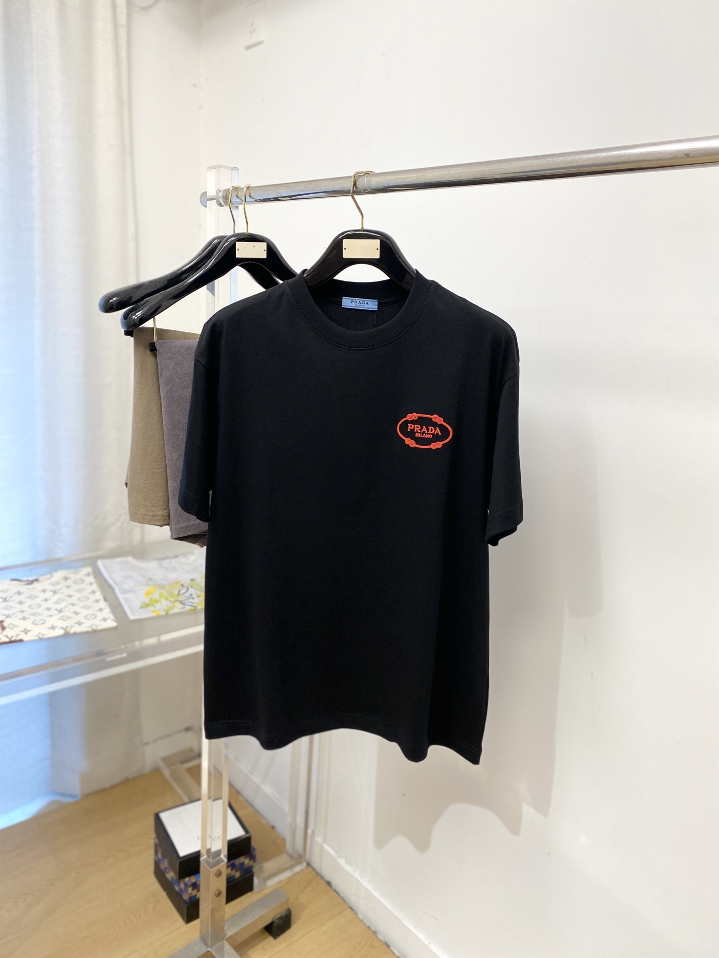 NO:917488,Prada, 2026 new short-sleeved T-shirt, handsome and fashionable, with exquisite embroidered letter pattern logo on the chest, simple and versatile. The fabric cotton is not only crisp and maintains the trendy silhouette, but also comfortable to wear, and the yarn is more delicate. Size S-3XL, prada, T-shirt, tees, t-shirt,19860909普拉达、2026新品短袖T恤,帅气时尚,胸前精致刺绣字母图案logo,简约百搭款.面料棉 不仅挺括,保持潮流的廓形,又穿着舒适,纱织更细腻,码数S-3XL,,prada,T-shirt,tees，t-shirt,,Men's clothing