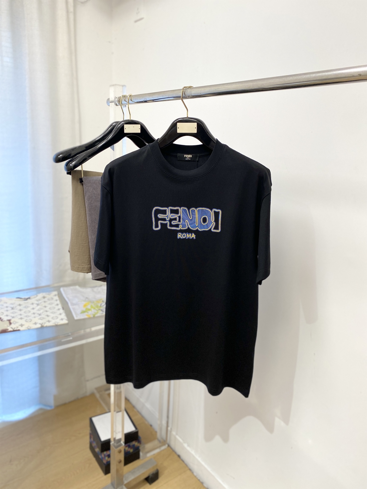 NO:917505,Fendi, 2026 new short-sleeved T-shirt, handsome and fashionable, top-notch printed letter logo on the chest, simple and versatile. The fabric cotton is not only crisp and maintains the trendy silhouette, but also comfortable to wear, and the yarn is more delicate. Size S-3XL,,fendi,T-shirt,tees,t-shirt,19860909芬迪、2026新品短袖T恤,帅气时尚,胸前顶级印花字母logo,简约百搭款.面料棉 不仅挺括,保持潮流的廓形,又穿着舒适,纱织更细腻,码数S-3XL,,fendi,T-shirt,tees，t-shirt,,Men's clothing