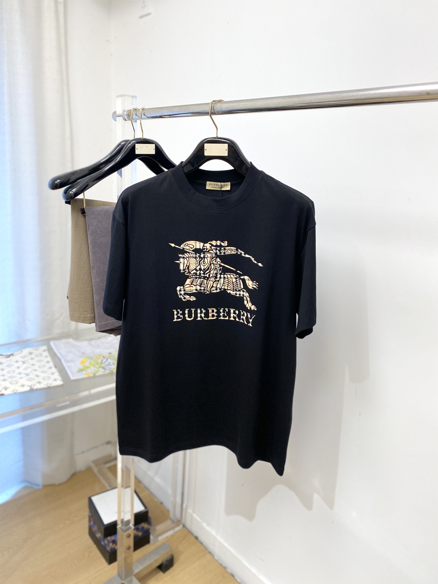 NO:917523,Burberry, 2026 new short-sleeved T-shirt, handsome and fashionable, top-notch printed letter logo on the chest, simple and versatile. The fabric cotton is not only crisp and maintains the trendy silhouette, but also comfortable to wear, and the yarn is more delicate. Size S-3XL, burberry, T-shirt, tees, t-shirt,19860909巴宝莉、2026新品短袖T恤,帅气时尚,胸前顶级印花图案字母logo,简约百搭款.面料棉 不仅挺括,保持潮流的廓形,又穿着舒适,纱织更细腻,码数S-3XL,,burberry,T-shirt,tees，t-shirt,,Men's clothing