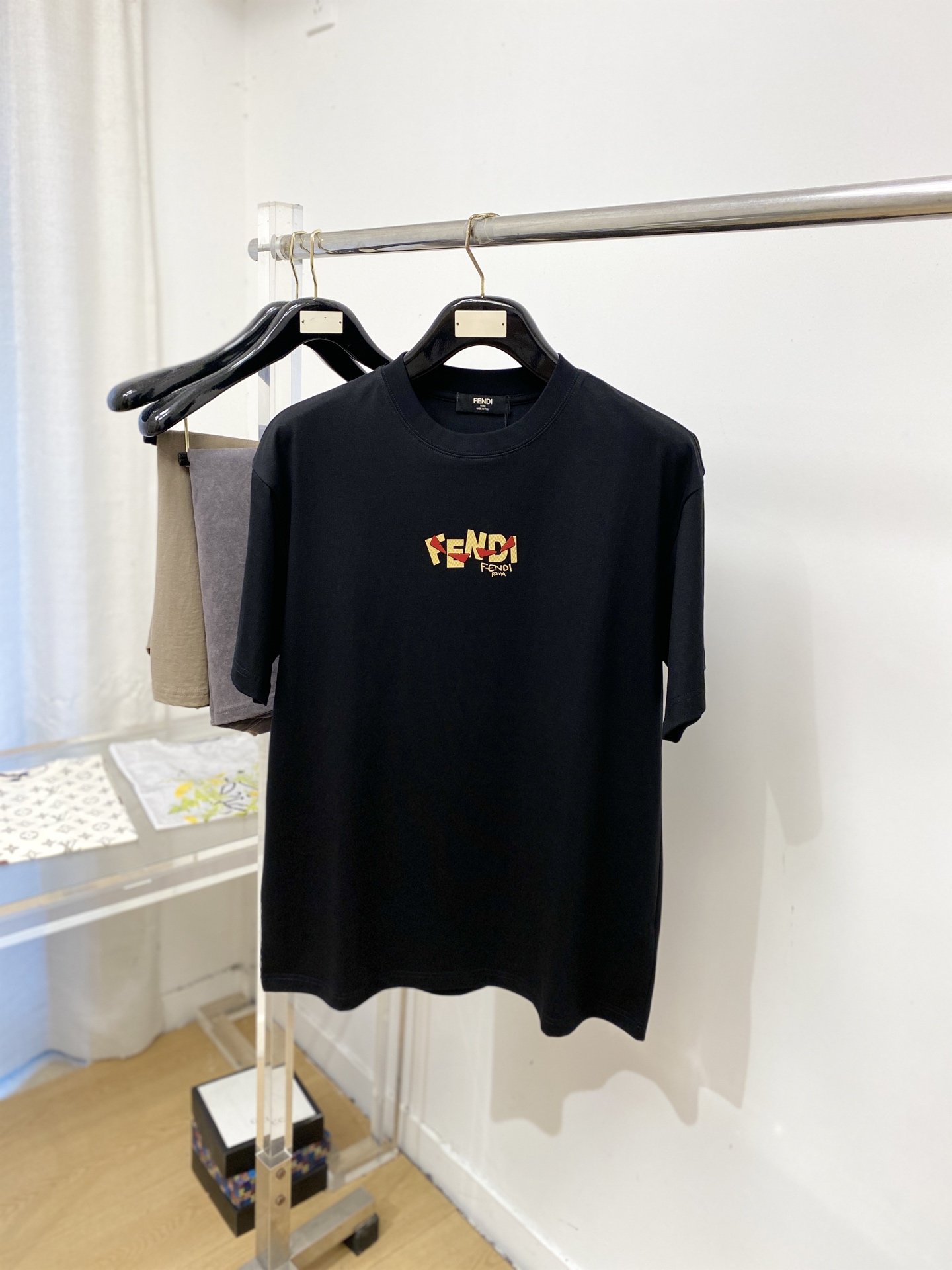 NO:917507,Fendi, 2026 new short-sleeved T-shirt, handsome and fashionable, top-notch printed letter logo on the chest, simple and versatile. The fabric cotton is not only crisp and maintains the trendy silhouette, but also comfortable to wear, and the yarn is more delicate. Size S-3XL,,fendi,T-shirt,tees,t-shirt,19860909芬迪、2026新品短袖T恤,帅气时尚,胸前顶级印花图案字母logo,简约百搭款.面料棉 不仅挺括,保持潮流的廓形,又穿着舒适,纱织更细腻,码数S-3XL,,fendi,T-shirt,tees，t-shirt,,Men's clothing