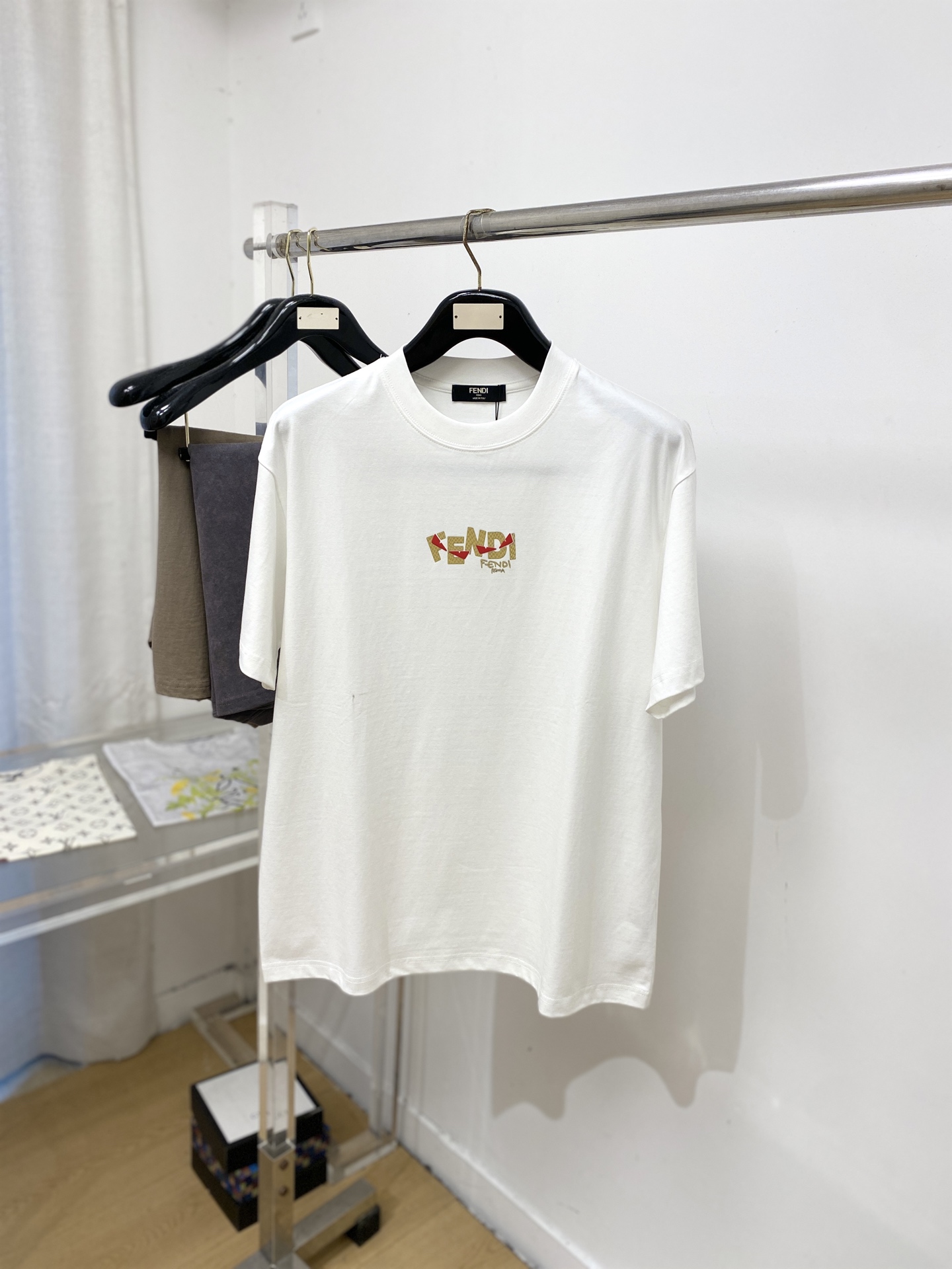 NO:917509,Fendi, 2026 new short-sleeved T-shirt, handsome and fashionable, top-notch printed letter logo on the chest, simple and versatile. The fabric cotton is not only crisp and maintains the trendy silhouette, but also comfortable to wear, and the yarn is more delicate. Size S-3XL,,fendi,T-shirt,tees,t-shirt,19860909芬迪、2026新品短袖T恤,帅气时尚,胸前顶级印花图案字母logo,简约百搭款.面料棉 不仅挺括,保持潮流的廓形,又穿着舒适,纱织更细腻 码数S-3XL,,fendi,T-shirt,tees，t-shirt,,Men's clothing