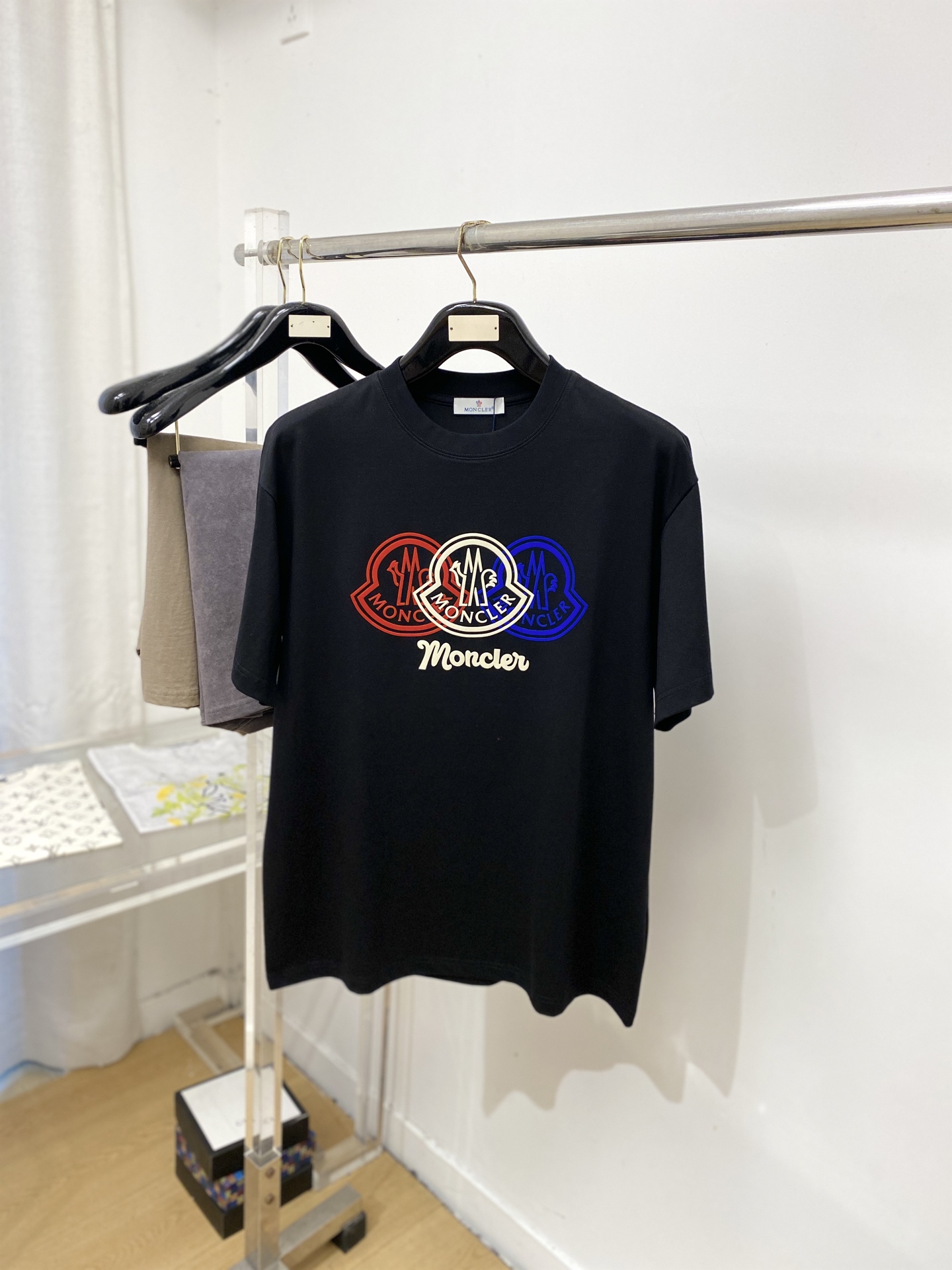 NO:917508,Covered mouth, 2026 new short-sleeved T-shirt, handsome and fashionable, top-notch printed letter logo on the chest, simple and versatile. The fabric cotton is not only crisp and maintains the trendy silhouette, but also comfortable to wear, and the yarn is more delicate. Size S-3XL, Moncler, T-shirt, tees, t-shirt,19860909蒙口、2026新品短袖T恤,帅气时尚,胸前顶级印胶图案字母logo,简约百搭款.面料棉 不仅挺括,保持潮流的廓形,又穿着舒适,纱织更细腻,码数S-3XL,,Moncler,T-shirt,tees，t-shirt,,Men's clothing