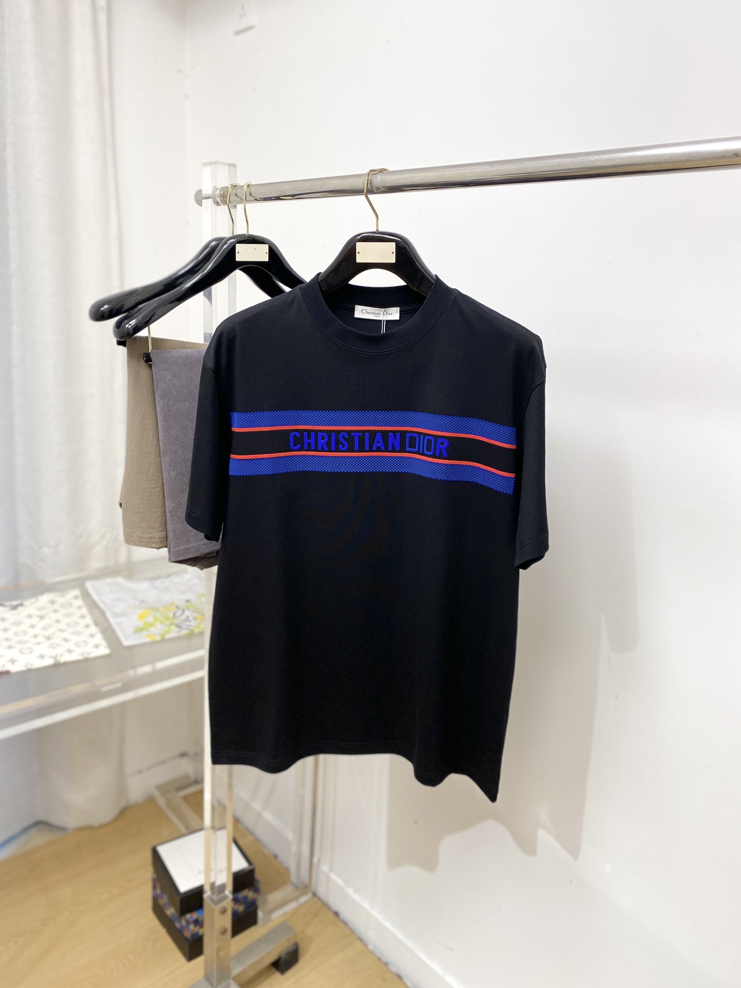 NO:917521,Dior, 2026 new short-sleeved T-shirt, handsome and fashionable, top-notch printed letter logo on the chest, simple and versatile. The fabric cotton is not only crisp and maintains the trendy silhouette, but also comfortable to wear, and the yarn is more delicate. Size S-3XL, dior, T-shirt, tees, t-shirt,19860909迪奥、2026新品短袖T恤,帅气时尚,胸前顶级印胶字母logo,简约百搭款.面料棉 不仅挺括,保持潮流的廓形,又穿着舒适,纱织更细腻,码数S-3XL,,dior,T-shirt,tees，t-shirt,,Men's clothing