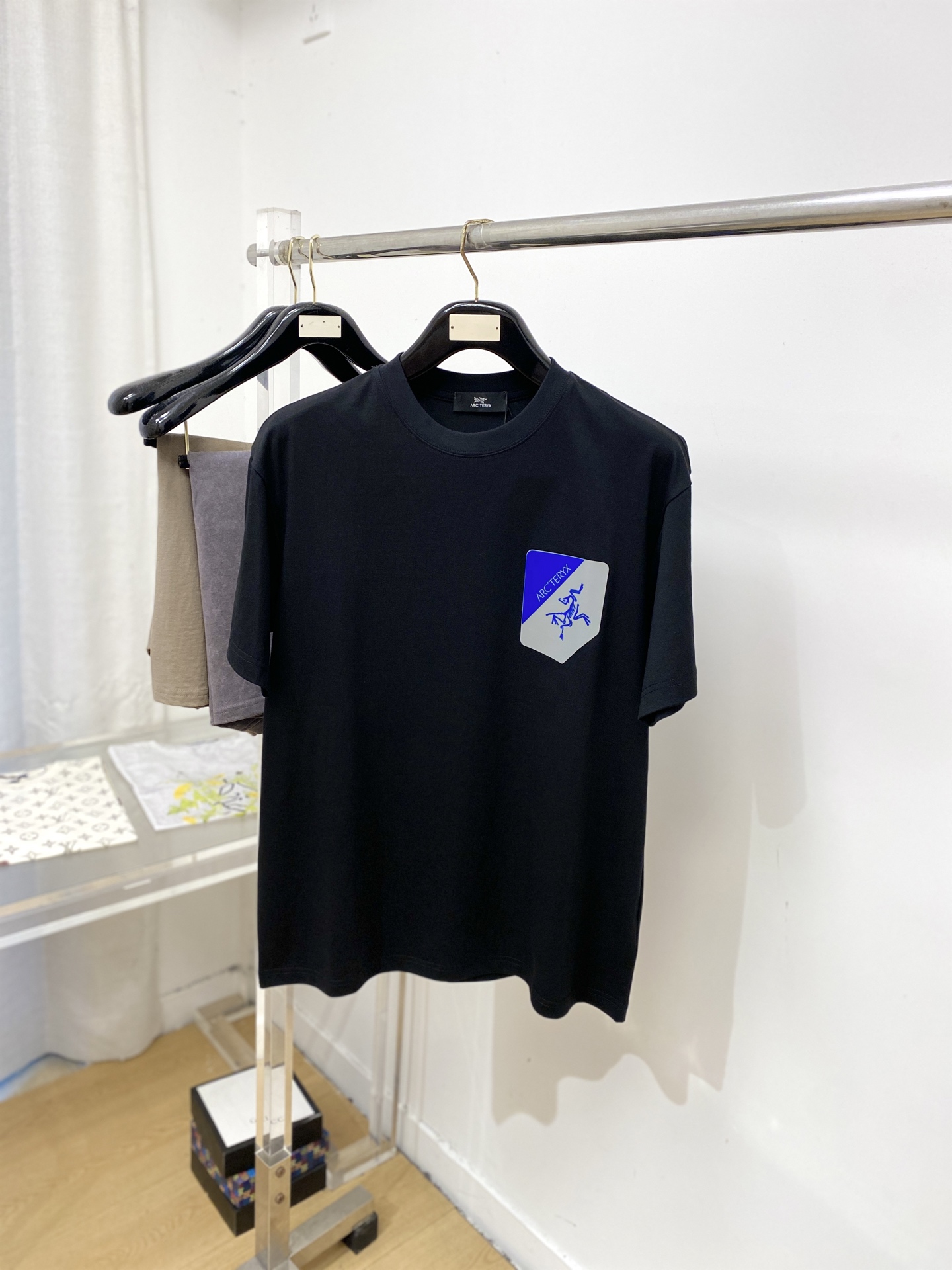 NO:917506,Arc'teryx, 2026 new short-sleeved T-shirt, handsome and fashionable, top-notch printed letter logo on the chest, simple and versatile. The fabric cotton is not only crisp and maintains the trendy silhouette, but also comfortable to wear, and the yarn is more delicate. Size S-3XL, arc'teryx, T-shirt, tees, t-shirt,19860909始祖鸟、2026新品短袖T恤,帅气时尚,胸前顶级印胶图案字母logo,简约百搭款.面料棉 不仅挺括,保持潮流的廓形,又穿着舒适,纱织更细腻,码数S-3XL,arc'teryx,T-shirt,tees，t-shirt,,Men's clothing