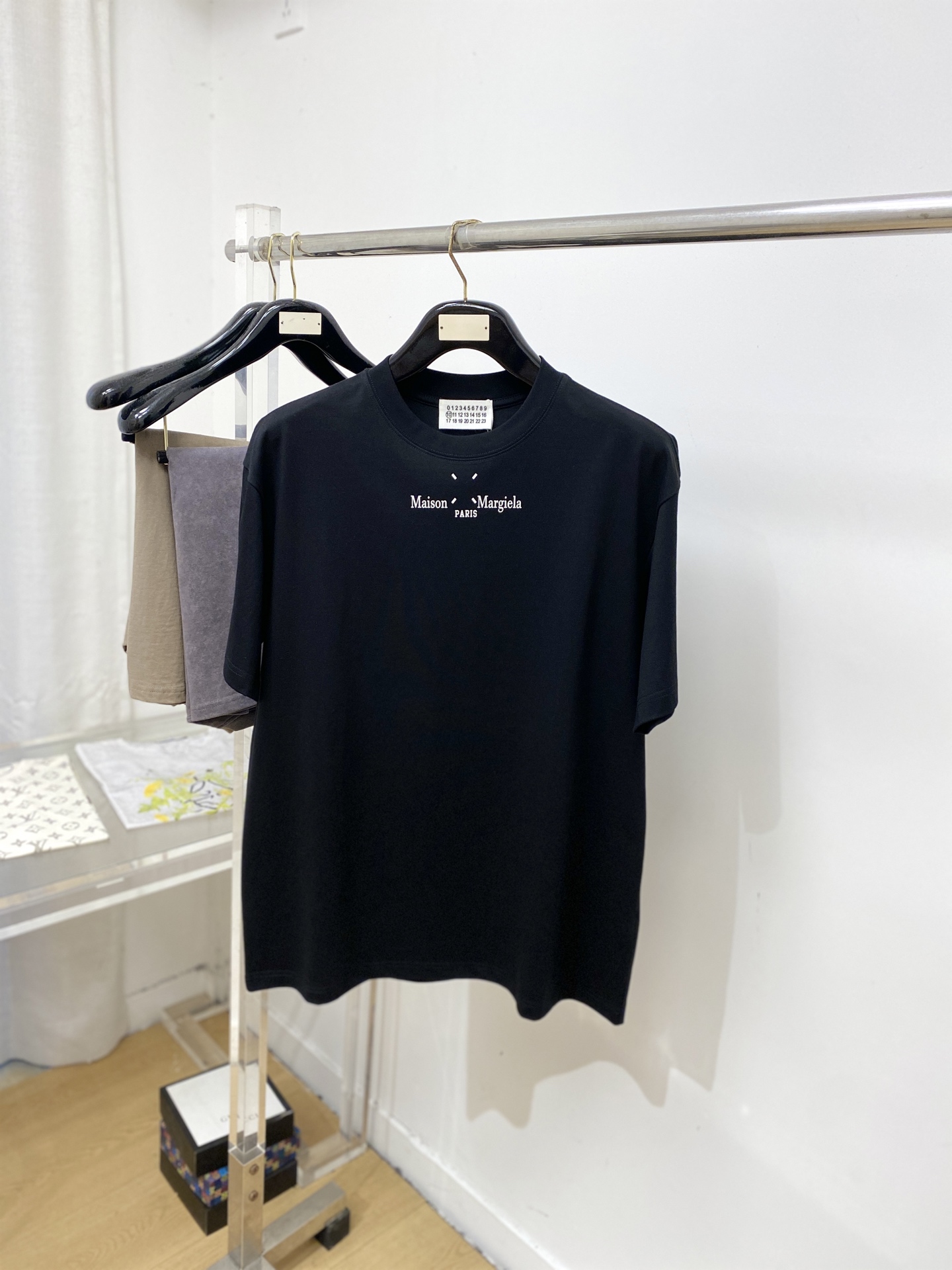 NO:917516,Margiela, 2026 new short-sleeved T-shirt, handsome and fashionable, top-notch printed letter logo on the chest, simple and versatile. The fabric cotton is not only crisp and maintains the trendy silhouette, but also comfortable to wear, and the yarn is more delicate. Size S-3XL, masion margiela, T-shirt, tees, t-shirt,19860909马吉拉、2026新品短袖T恤,帅气时尚,胸口顶级印胶字母图案logo,简约百搭款.面料棉 不仅挺括,保持潮流的廓形,又穿着舒适,纱织更细腻,码数S-3XL,,masion margiela,T-shirt,tees，t-shirt,,Men's clothing