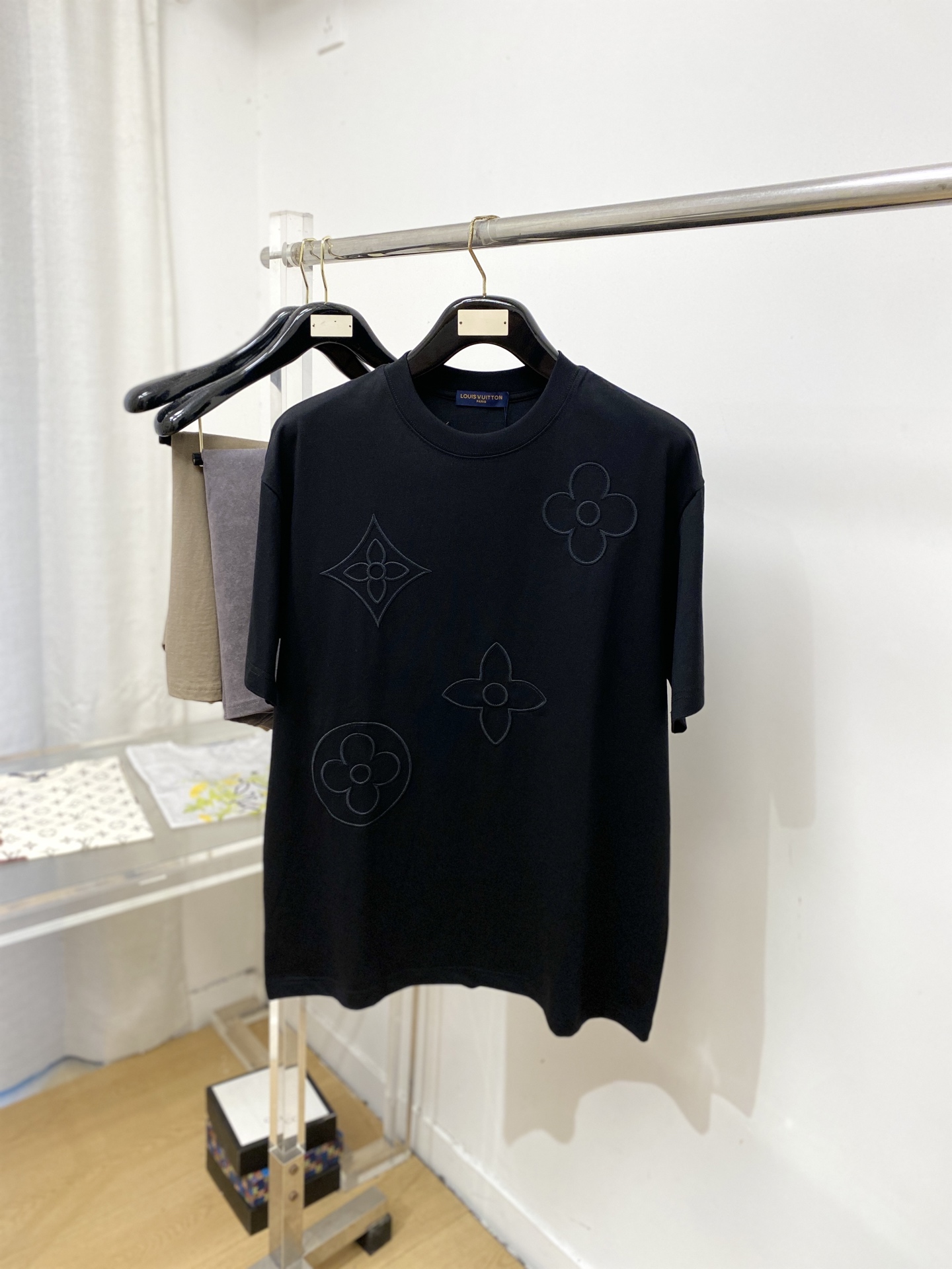 NO:917485,Louis Vuitton, 2026 new short-sleeved T-shirt, handsome and fashionable, top digital positioning embroidery pattern logo, simple and versatile. The fabric cotton is not only crisp and maintains the trendy silhouette, but also comfortable to wear, and the yarn is more delicate. Size S-3XL,, louis vuitton, T-shirt, tees, t-shirt,19860909路易威登、2026新品短袖T恤,帅气时尚,顶级数码定位刺绣图案logo,简约百搭款.面料棉 不仅挺括,保持潮流的廓形,又穿着舒适,纱织更细腻,码数S-3XL,,louis vuitton,T-shirt,tees，t-shirt,,Men's clothing