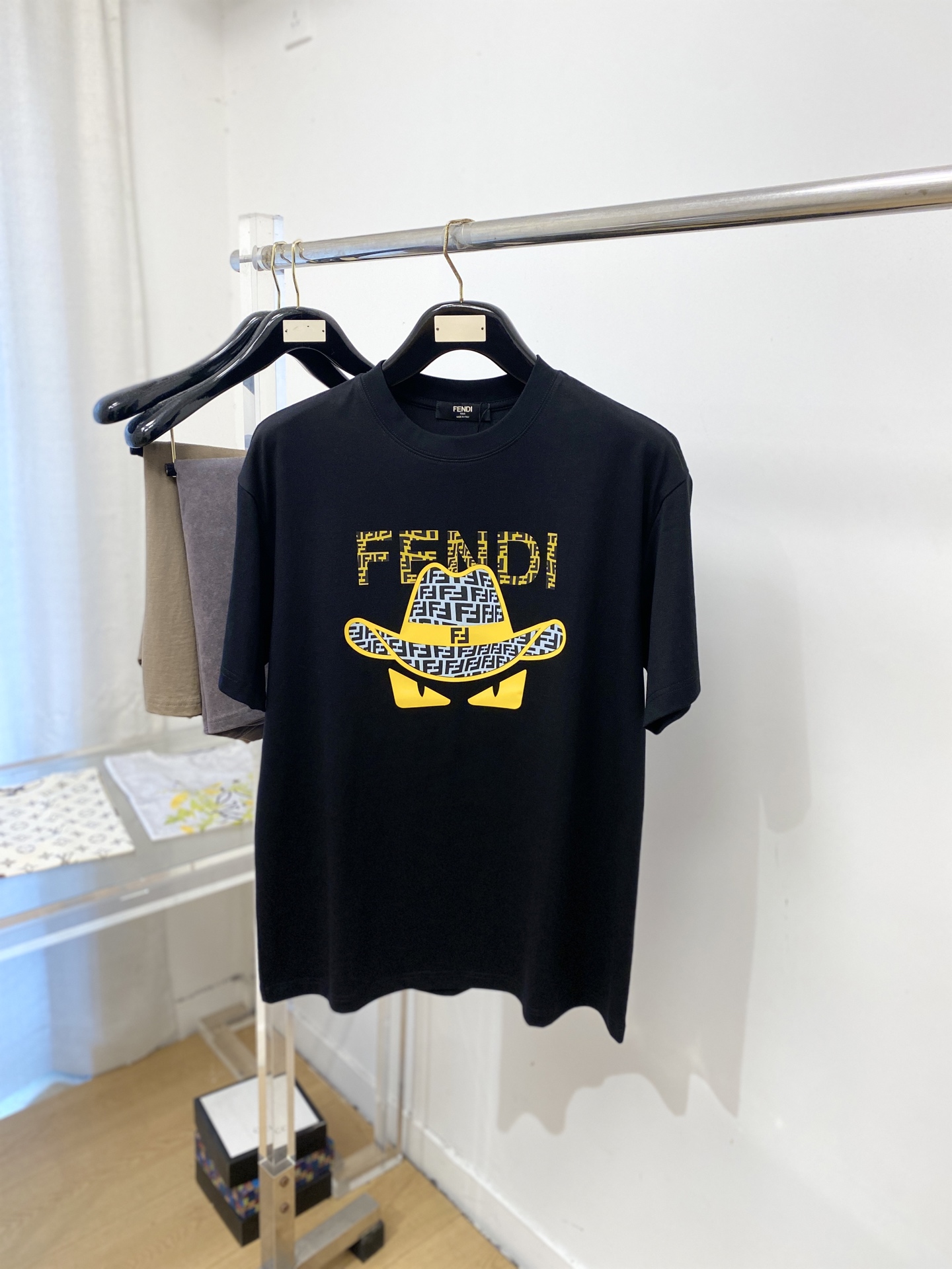 NO:917503,Fendi, 2026 new short-sleeved T-shirt, handsome and fashionable, top-notch printed letter logo on the chest, simple and versatile. The fabric cotton is not only crisp and maintains the trendy silhouette, but also comfortable to wear, and the yarn is more delicate. Size S-3XL,,fendi,T-shirt,tees,t-shirt,19860909芬迪、2026新品短袖T恤,帅气时尚,胸前顶级印胶图案字母logo,简约百搭款.面料棉 不仅挺括,保持潮流的廓形,又穿着舒适,纱织更细腻,码数S-3XL,,fendi,T-shirt,tees，t-shirt,,Men's clothing