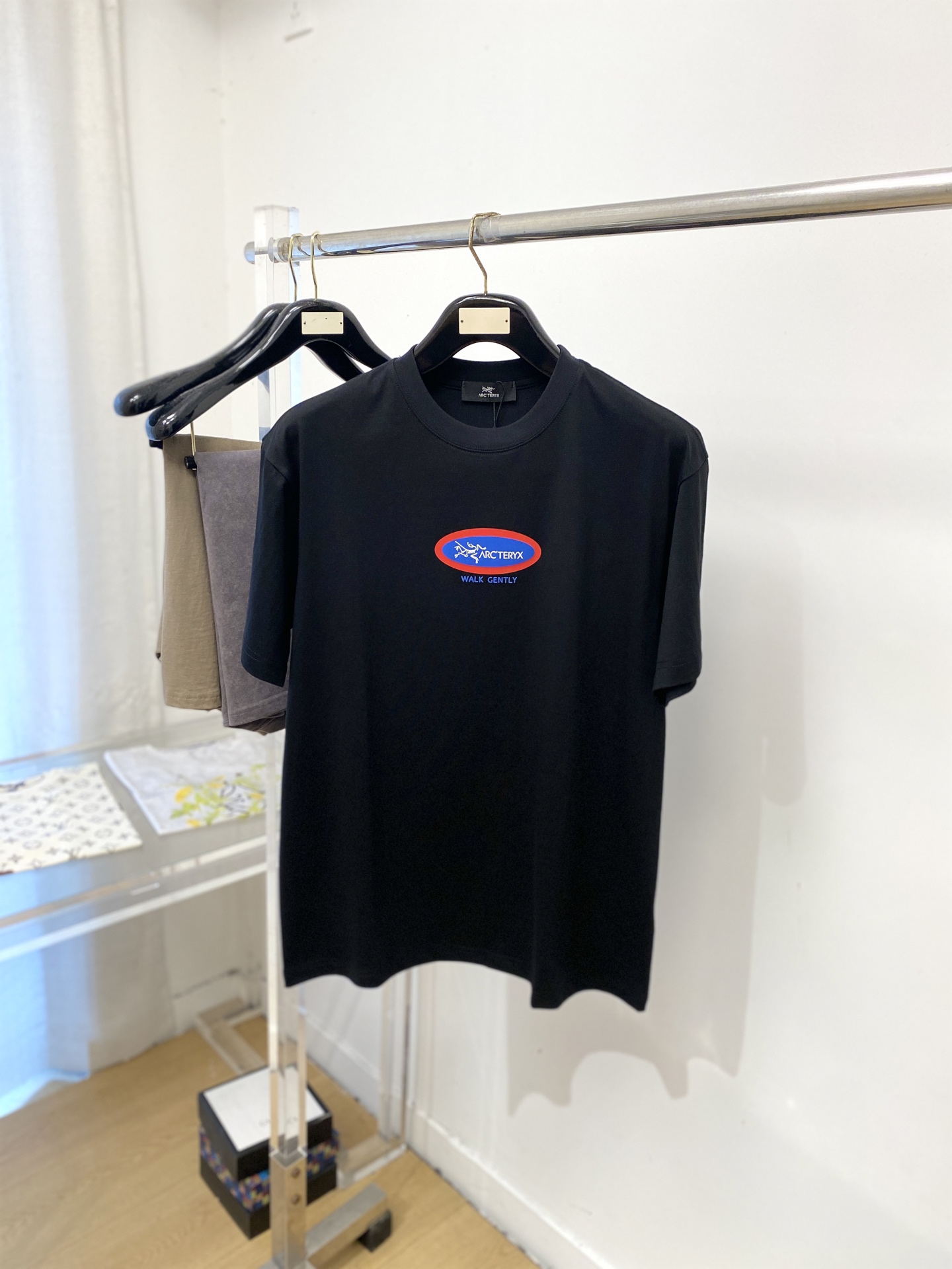 NO:917500,Arc'teryx, 2026 new short-sleeved T-shirt, handsome and fashionable, top-notch printed letter logo on the chest, simple and versatile. The fabric cotton is not only crisp and maintains the trendy silhouette, but also comfortable to wear, and the yarn is more delicate. Size S-3XL, arc'teryx, T-shirt, tees, t-shirt,19860909始祖鸟、2026新品短袖T恤,帅气时尚,胸前顶级印花图案字母logo,简约百搭款.面料棉 不仅挺括,保持潮流的廓形,又穿着舒适,纱织更细腻,码数S-3XL,arc'teryx,T-shirt,tees，t-shirt,,Men's clothing