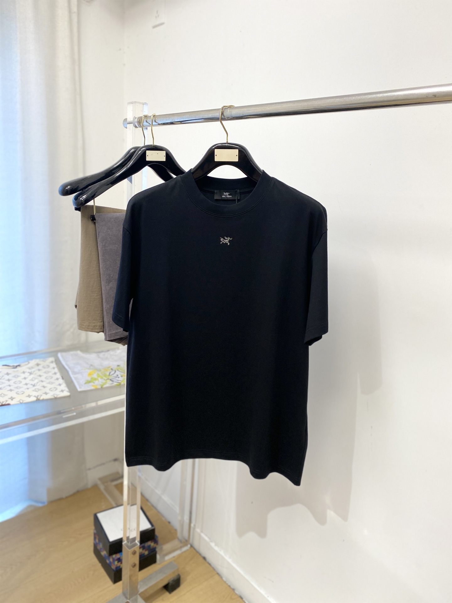 NO:917494,Arc'teryx, 2026 new short-sleeved T-shirt, handsome and fashionable, with logo embroidered on the chest, simple and versatile. The fabric cotton is not only crisp and maintains the trendy silhouette, but also comfortable to wear, and the yarn is more delicate. Size S-3XL, arc'teryx, T-shirt, tees, t-shirt,19860909始祖鸟、2026新品短袖T恤,帅气时尚,胸前刺绣装饰图案logo,简约百搭款.面料棉 不仅挺括,保持潮流的廓形,又穿着舒适,纱织更细腻,码数S-3XL,arc'teryx,T-shirt,tees，t-shirt,,Men's clothing