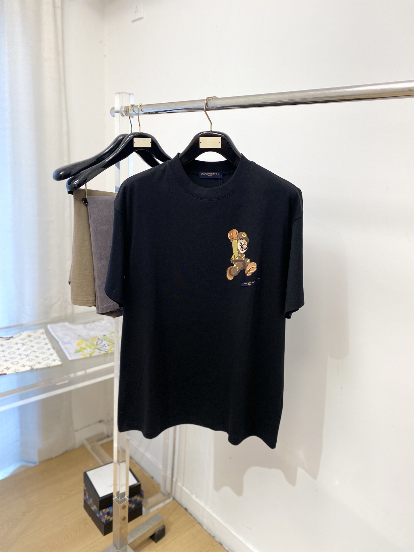 NO:917499,Louis Vuitton, 2026 new short-sleeved T-shirt, handsome and fashionable, top-notch printed logo on the chest, simple and versatile. The fabric cotton is not only crisp and maintains the trendy silhouette, but also comfortable to wear, and the yarn is more delicate. Size S-3XL,, Louis Vuitton, T-shirt, tees, t-shirt,19860909路易威登、2026新品短袖T恤,帅气时尚,胸前顶级印花图案logo,简约百搭款.面料棉 不仅挺括,保持潮流的廓形,又穿着舒适,纱织更细腻,码数S-3XL,,louis vuitton,T-shirt,tees，t-shirt,,Men's clothing