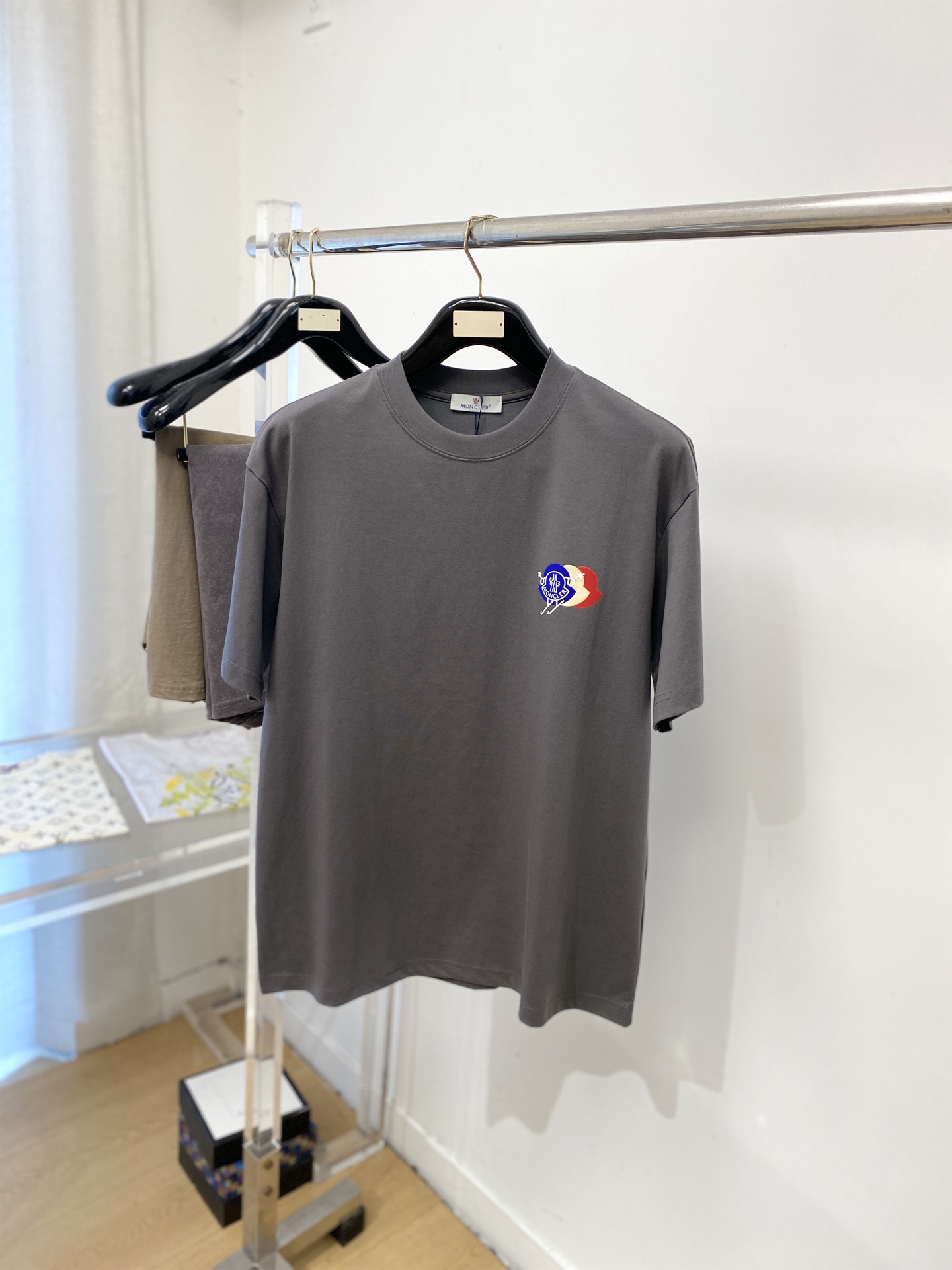 NO:917491,Covered mouth, 2026 new short-sleeved T-shirt, handsome and fashionable, top-notch printed logo on the chest, simple and versatile. The fabric cotton is not only crisp and maintains the trendy silhouette, but also comfortable to wear, and the yarn is more delicate. Size S-3XL, Moncler, T-shirt, tees, t-shirt,19860909蒙口、2026新品短袖T恤,帅气时尚,胸前顶级印胶图案logo,简约百搭款.面料棉 不仅挺括,保持潮流的廓形,又穿着舒适,纱织更细腻,码数S-3XL,,Moncler,T-shirt,tees，t-shirt,,Men's clothing