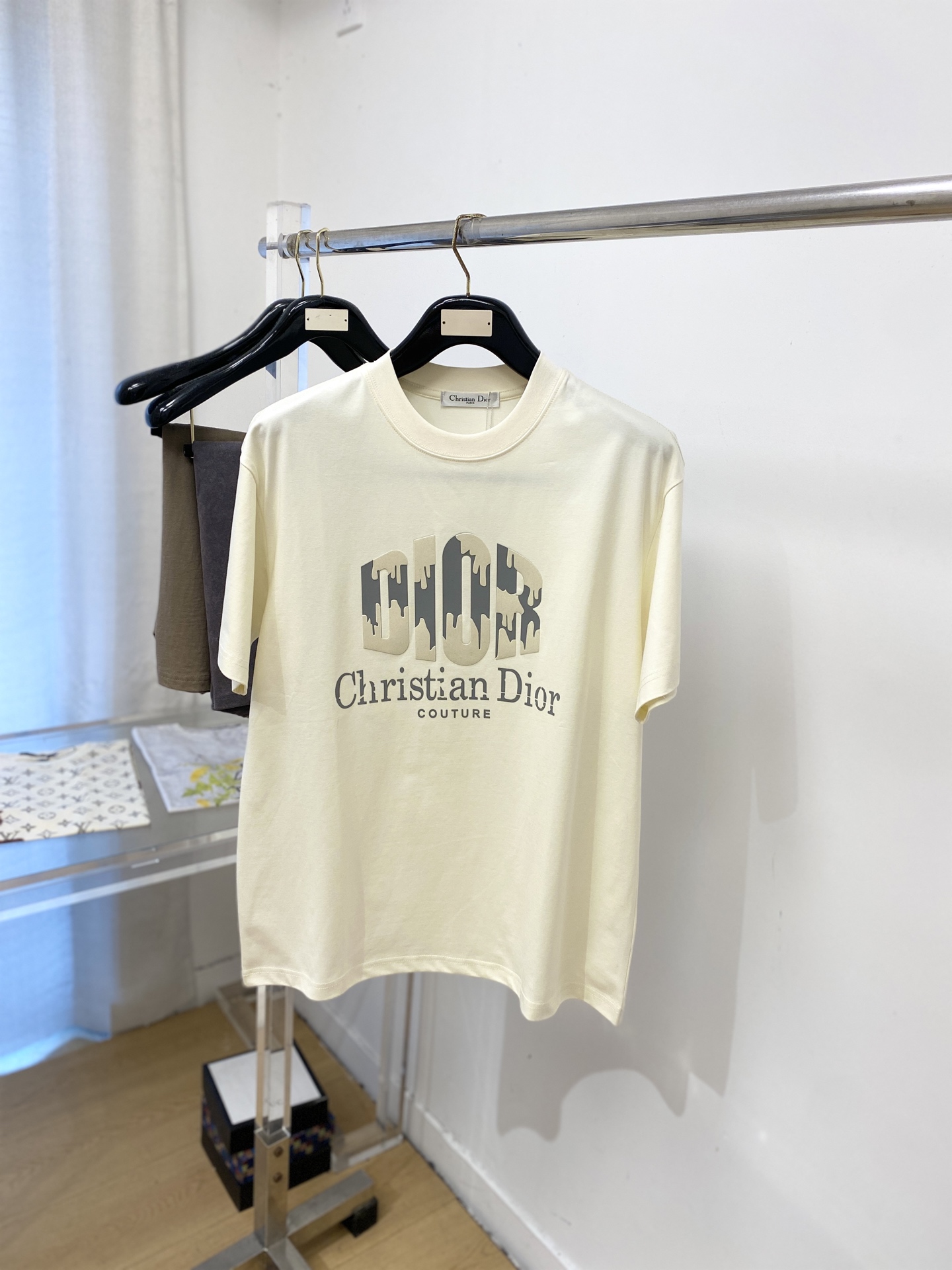 NO:917512,Dior, 2026 new short-sleeved T-shirt, handsome and fashionable, top-notch printed letter logo on the chest, simple and versatile. The fabric cotton is not only crisp and maintains the trendy silhouette, but also comfortable to wear, and the yarn is more delicate. Size S-3XL, dior, T-shirt, tees, t-shirt,19860909迪奥、2026新品短袖T恤,帅气时尚,胸前顶级印胶字母logo,简约百搭款.面料棉 不仅挺括,保持潮流的廓形,又穿着舒适,纱织更细腻,码数S-3XL,,dior,T-shirt,tees，t-shirt,,Men's clothing