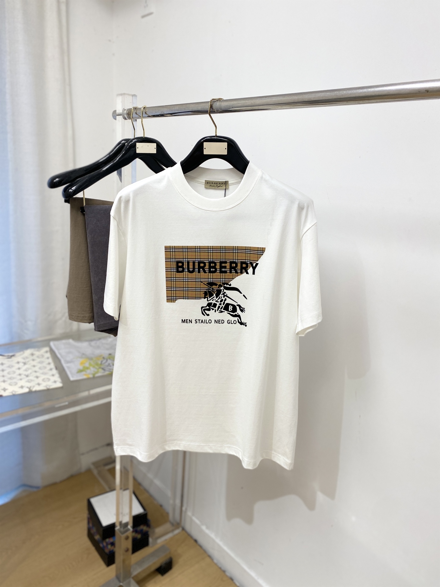NO:917504,Burberry, 2026 new short-sleeved T-shirt, handsome and fashionable, top-notch printed letter logo on the chest, simple and versatile. The fabric cotton is not only crisp and maintains the trendy silhouette, but also comfortable to wear, and the yarn is more delicate. Size S-3XL,, burberry, T-shirt, tees, t-shirt,19860909巴宝莉、2026新品短袖T恤,帅气时尚,胸前顶级印胶图案字母logo,简约百搭款.面料棉 不仅挺括,保持潮流的廓形,又穿着舒适,纱织更细腻,码数S-3XL,,burberry,T-shirt,tees，t-shirt,,Men's clothing