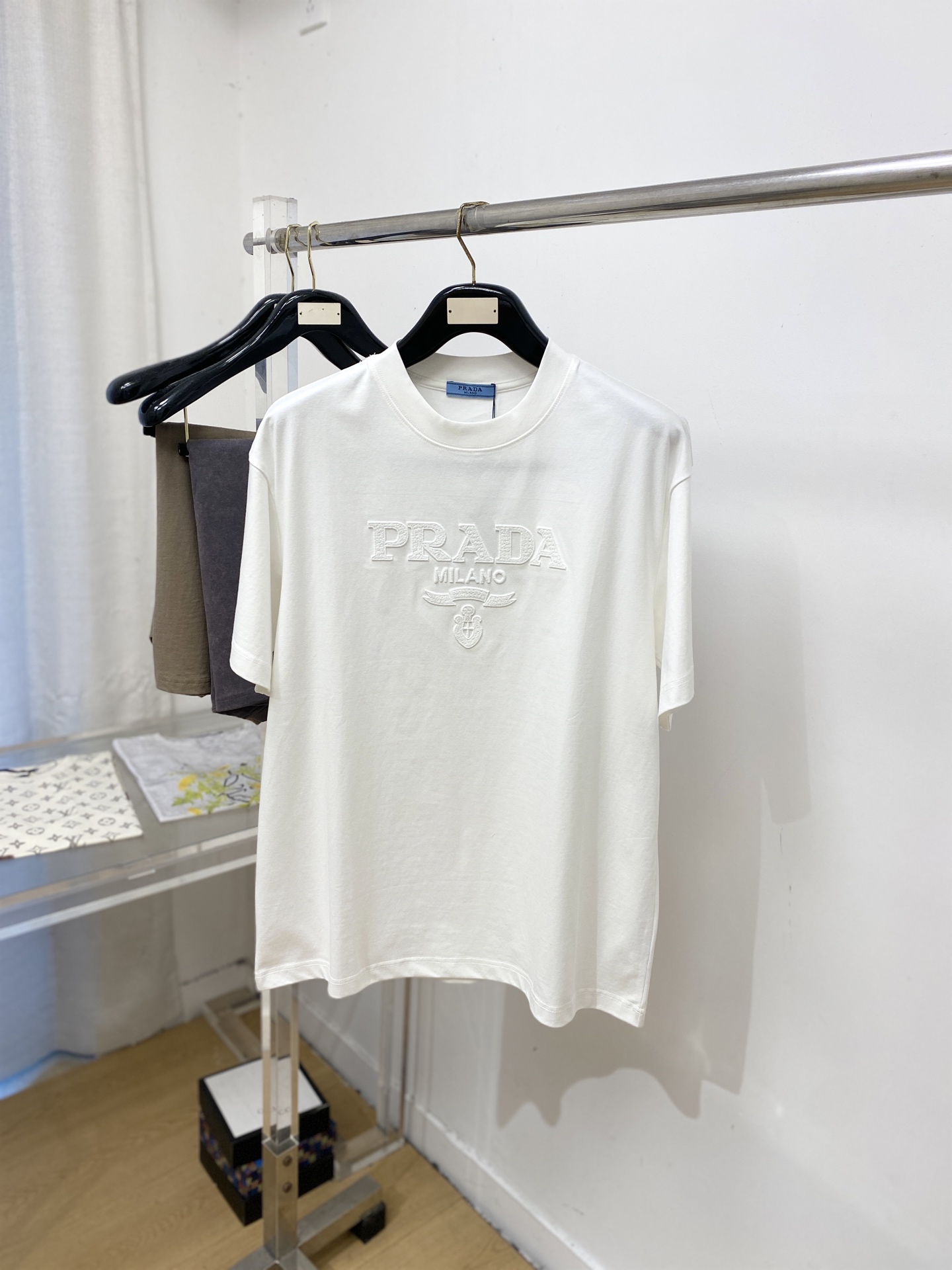 NO:917482,Prada, 2026 new short-sleeved T-shirt, handsome and fashionable, exquisite embroidery pattern letter logo on the chest, simple and versatile. The fabric cotton is not only crisp and maintains the trendy silhouette, but also comfortable to wear, and the yarn is more delicate. Size S-3XL, prada, T-shirt, tees, t-shirt,19860909普拉达、2026新品短袖T恤,帅气时尚,胸前精致刺绣图案字母logo,简约百搭款.面料棉 不仅挺括,保持潮流的廓形,又穿着舒适,纱织更细腻,码数S-3XL,,prada,T-shirt,tees，t-shirt,,Men's clothing