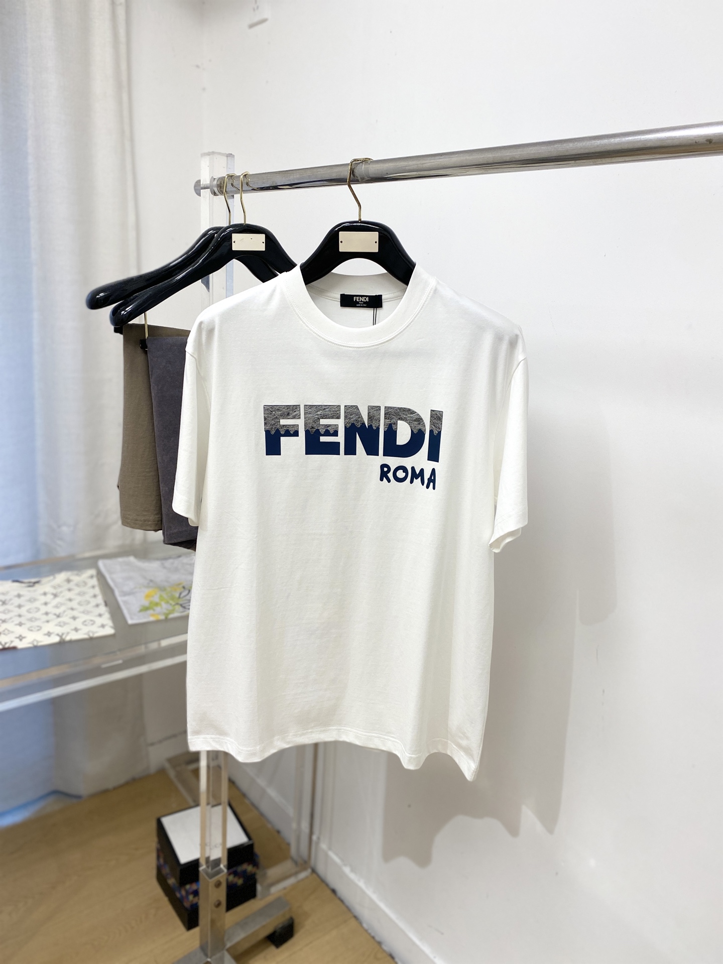 NO:917510,Fendi, 2026 new short-sleeved T-shirt, handsome and fashionable, top-notch printed letter logo on the chest, simple and versatile. The fabric cotton is not only crisp and maintains the trendy silhouette, but also comfortable to wear, and the yarn is more delicate. Size S-3XL,,fendi,T-shirt,tees,t-shirt,19860909芬迪、2026新品短袖T恤,帅气时尚,胸前顶级印胶字母logo,简约百搭款.面料棉 不仅挺括,保持潮流的廓形,又穿着舒适,纱织更细腻,码数S-3XL,,fendi,T-shirt,tees，t-shirt,,Men's clothing