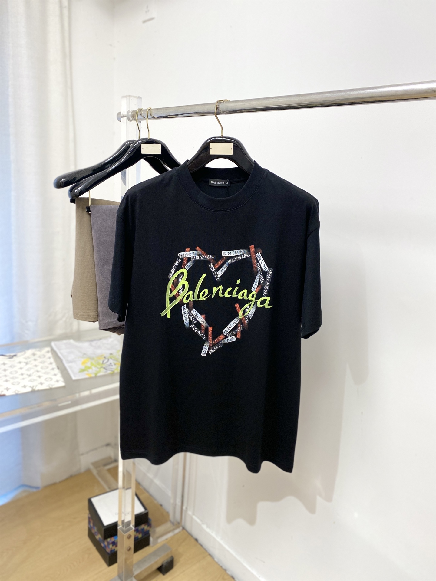NO:917502,Balenciaga, 2026 new short-sleeved T-shirt, handsome and fashionable, top-notch printed letter logo on the chest, simple and versatile. The fabric cotton is not only crisp and maintains the trendy silhouette, but also comfortable to wear, and the yarn is more delicate. Size S-3XL, balenciaga, T-shirt, tees, t-shirt,19860909巴黎世家、2026新品短袖T恤,帅气时尚,胸前顶级印花字母logo,简约百搭款.面料棉 不仅挺括,保持潮流的廓形,又穿着舒适,纱织更细腻,码数S-3XL,,balenciaga,T-shirt,tees，t-shirt,,Men's clothing