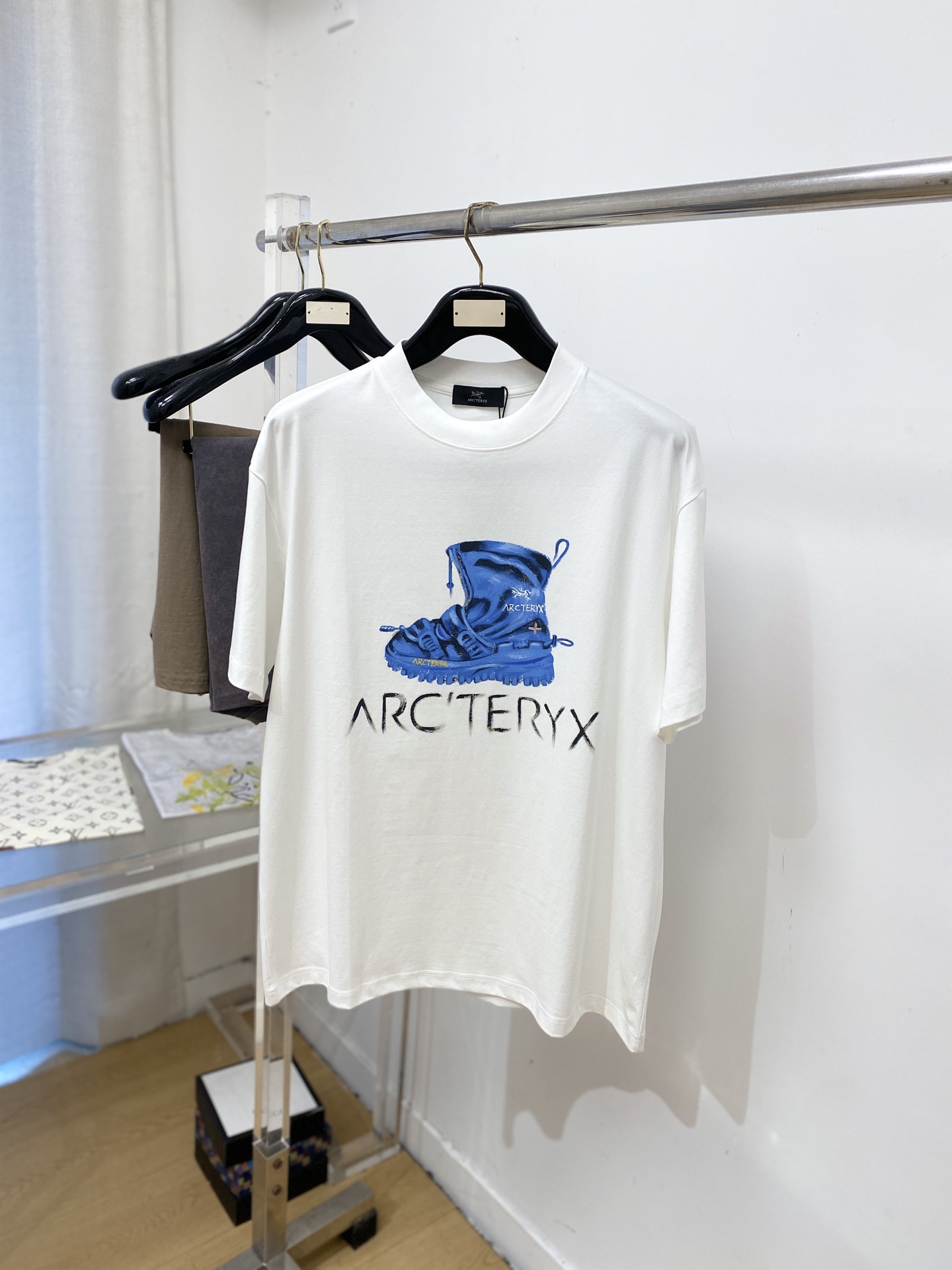 NO:917476,Arc'teryx, 2026 new short-sleeved T-shirt, handsome and fashionable, top-notch printed letter logo on the chest, simple and versatile. The fabric cotton is not only crisp and maintains the trendy silhouette, but also comfortable to wear, and the yarn is more delicate. Size S-3XL, arc'teryx, T-shirt, tees, t-shirt,19860909始祖鸟、2026新品短袖T恤,帅气时尚,胸前顶级印花图案字母logo,简约百搭款.面料棉 不仅挺括,保持潮流的廓形,又穿着舒适,纱织更细腻,码数S-3XL,arc'teryx,T-shirt,tees，t-shirt,,Men's clothing