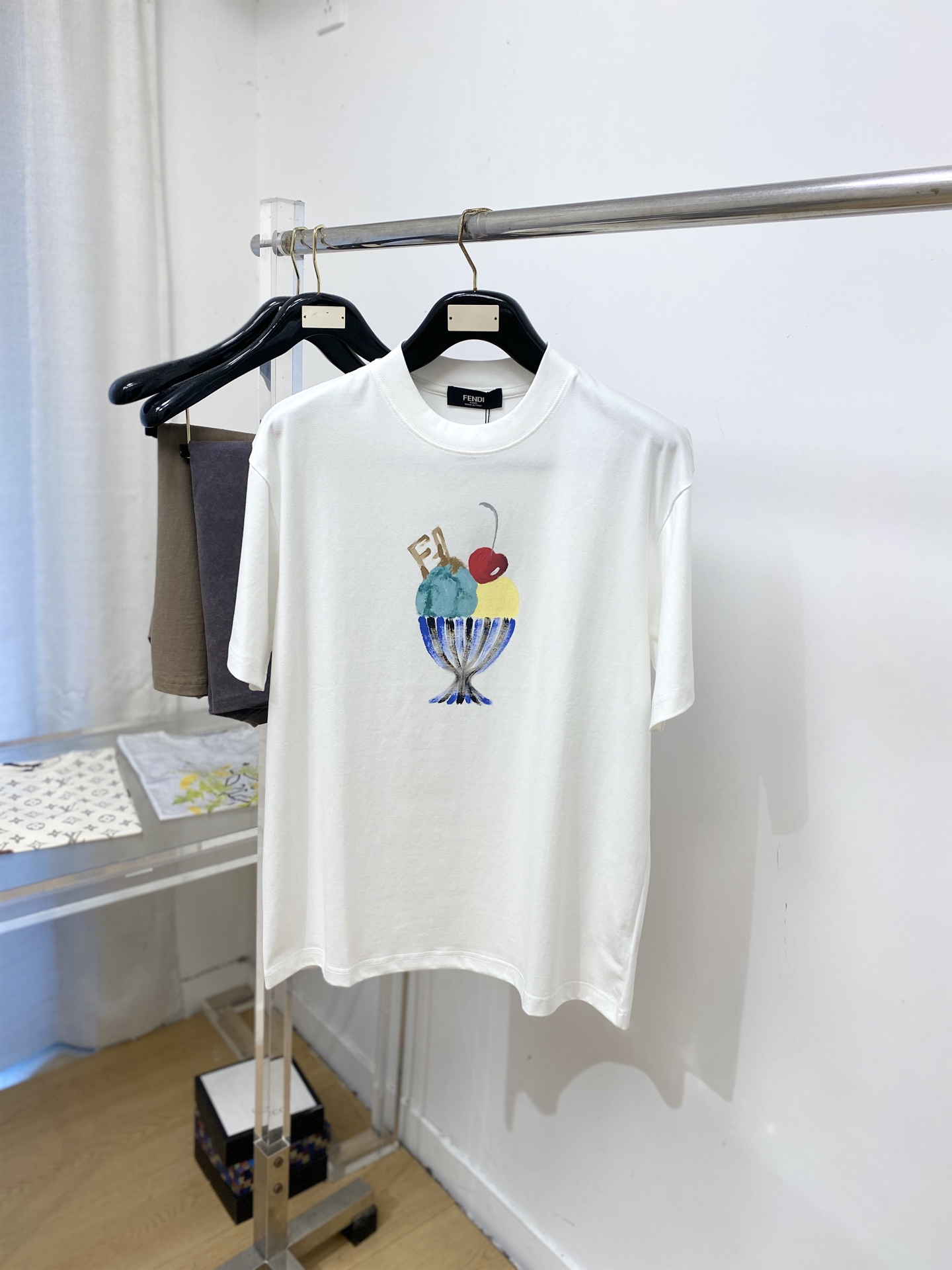 NO:917479,Fendi, 2026 new short-sleeved T-shirt, handsome and fashionable, top-notch printed letter logo on the chest, simple and versatile. The fabric cotton is not only crisp and maintains the trendy silhouette, but also comfortable to wear, and the yarn is more delicate. Size S-3XL,,fendi,T-shirt,tees,t-shirt,19860909芬迪、2026新品短袖T恤,帅气时尚,胸前顶级印花图案字母logo,简约百搭款.面料棉 不仅挺括,保持潮流的廓形,又穿着舒适,纱织更细腻,码数S-3XL,,fendi,T-shirt,tees，t-shirt,,Men's clothing
