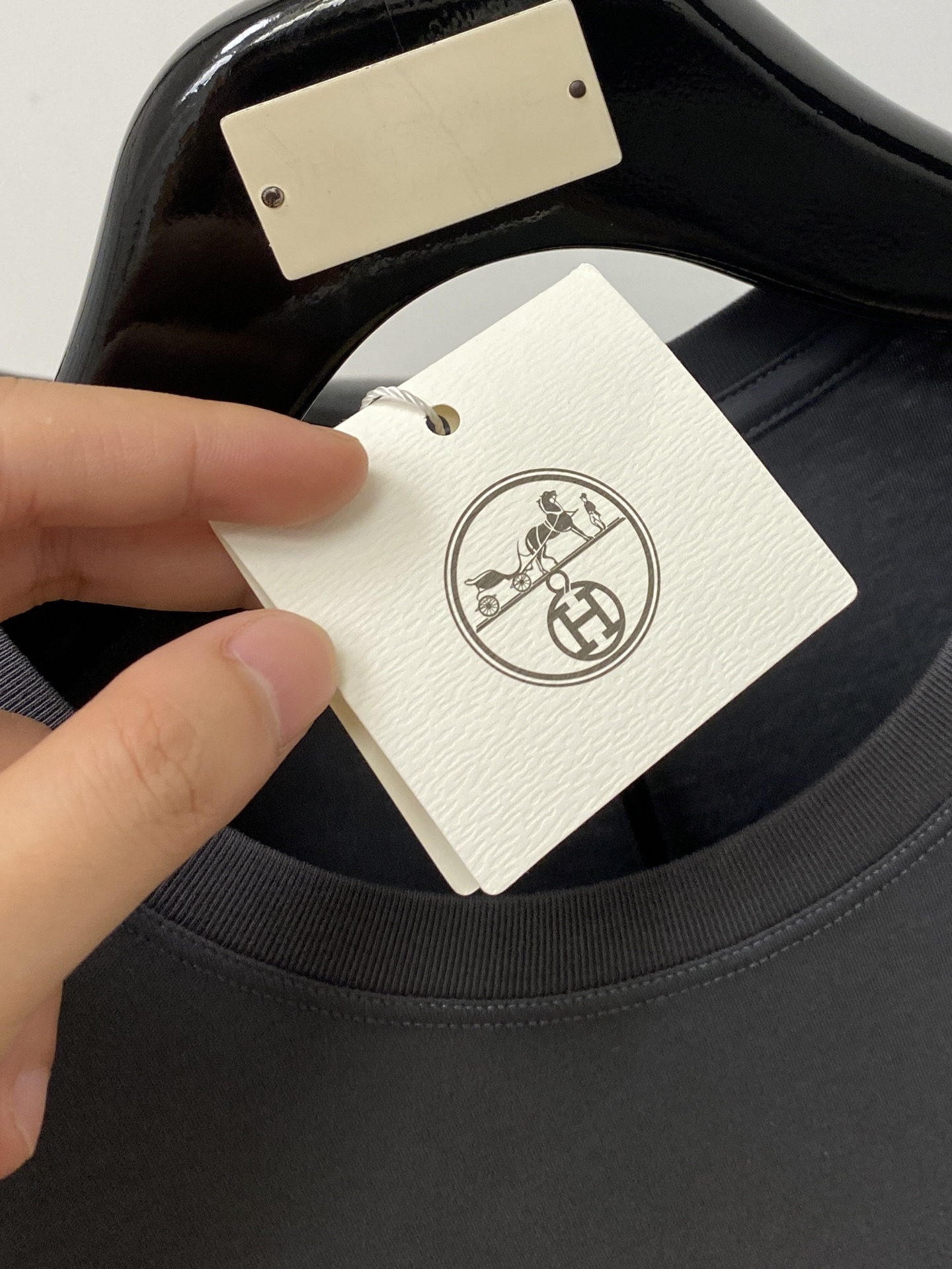 爱马仕、2026新品短袖T恤，帅气时尚，胸前顶级印胶图案字母logo，简约百搭款。面料棉 不仅挺括，保持