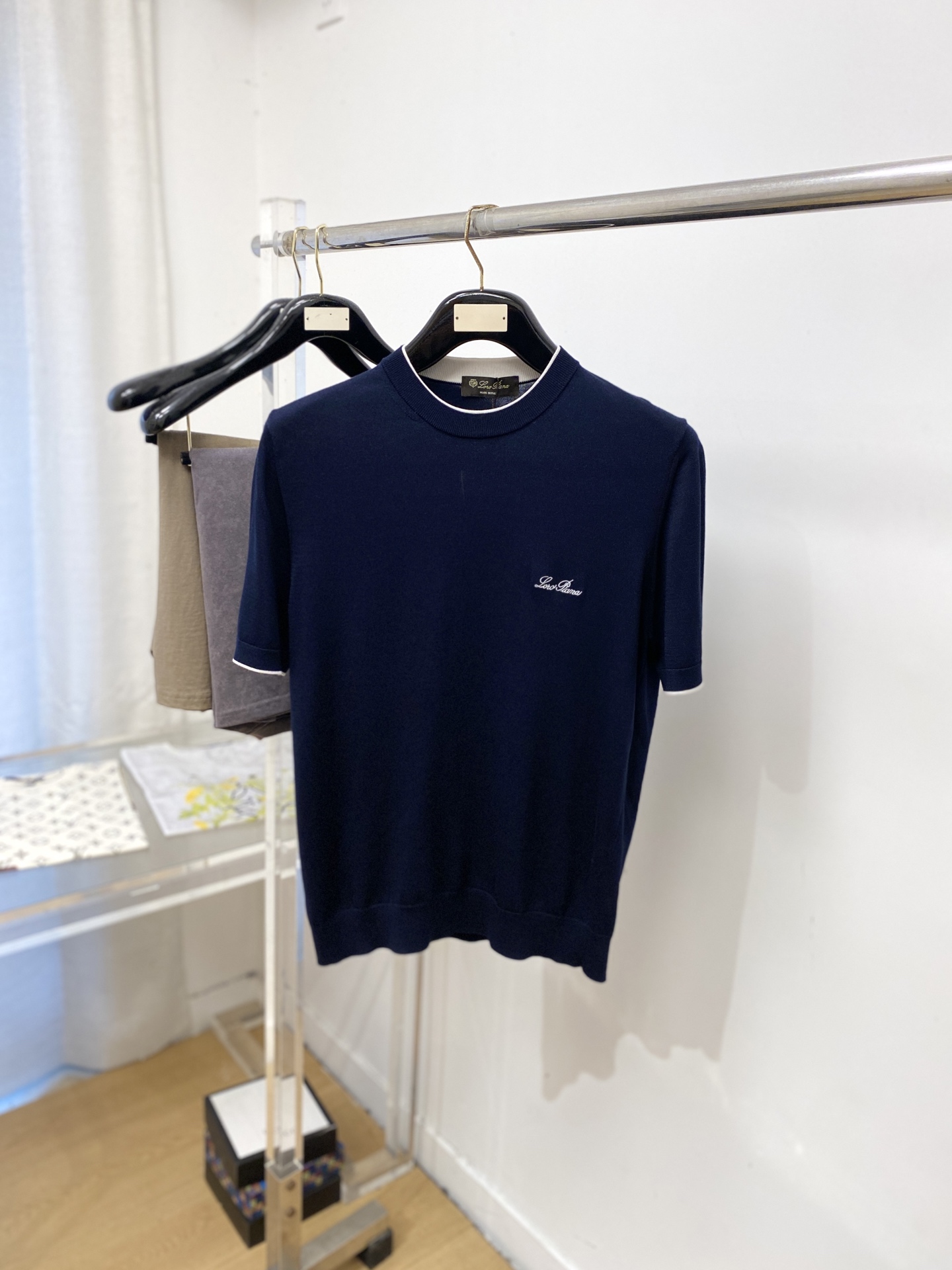 Loro Piana、2026新品短袖T恤，帅气时尚，胸前精致刺绣字母logo，简约百搭款。面料棉 不仅