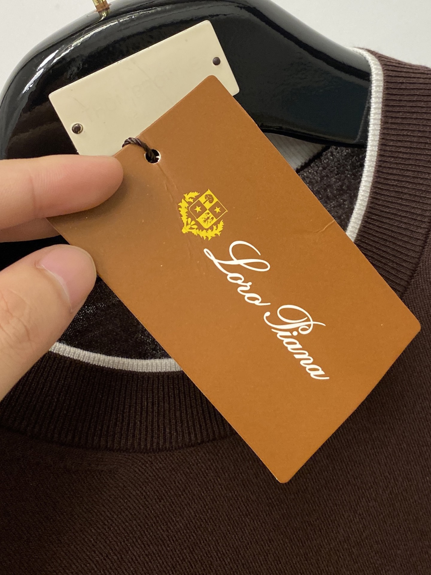 ￼ Loro Piana、2026新品短袖T恤，帅气时尚，胸前精致刺绣字母logo，简约百搭款。面料棉 