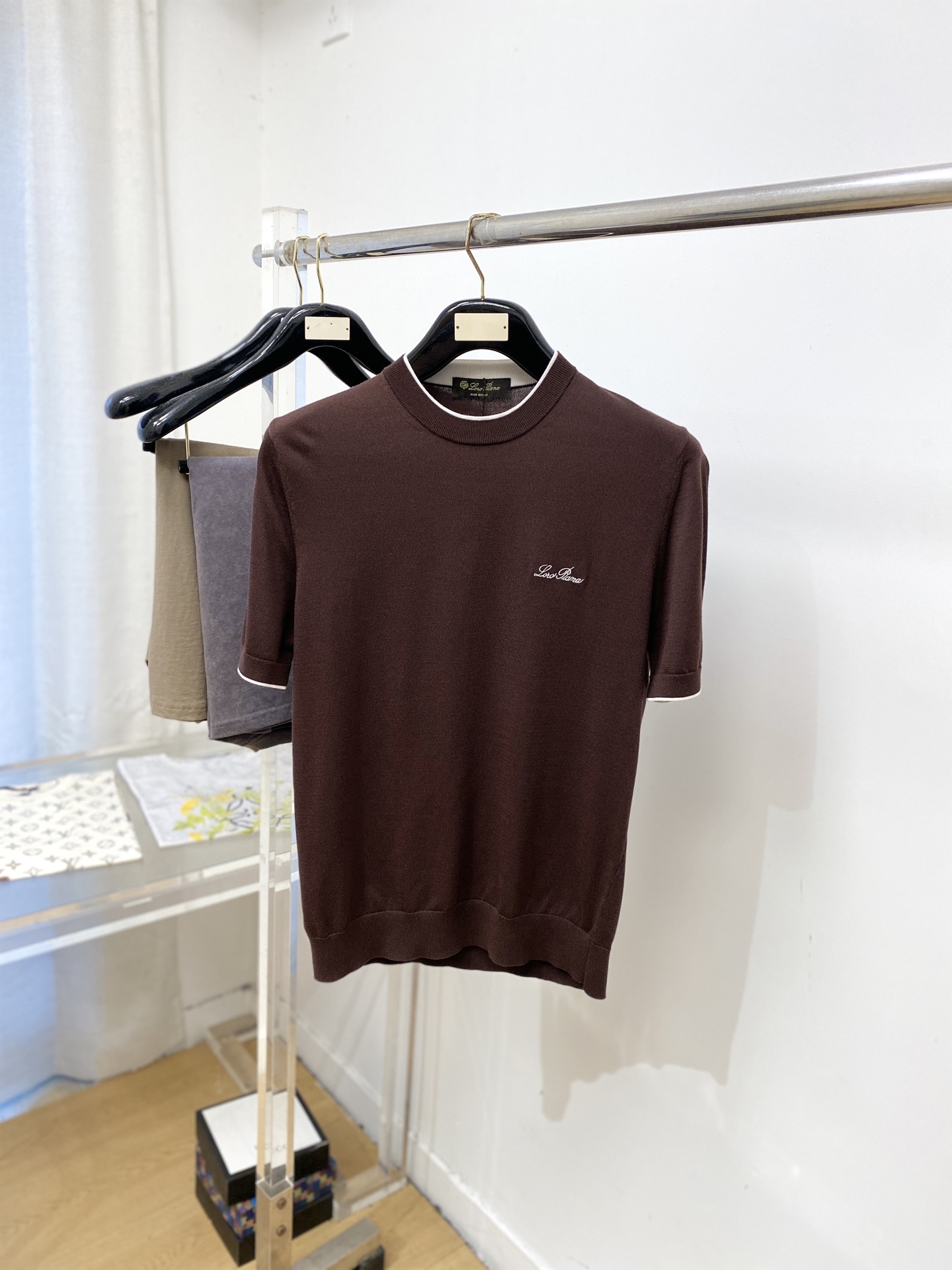 ￼ Loro Piana、2026新品短袖T恤，帅气时尚，胸前精致刺绣字母logo，简约百搭款。面料棉 