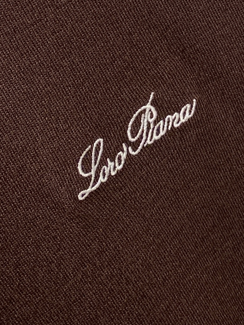 ￼ Loro Piana、2026新品短袖T恤，帅气时尚，胸前精致刺绣字母logo，简约百搭款。面料棉 