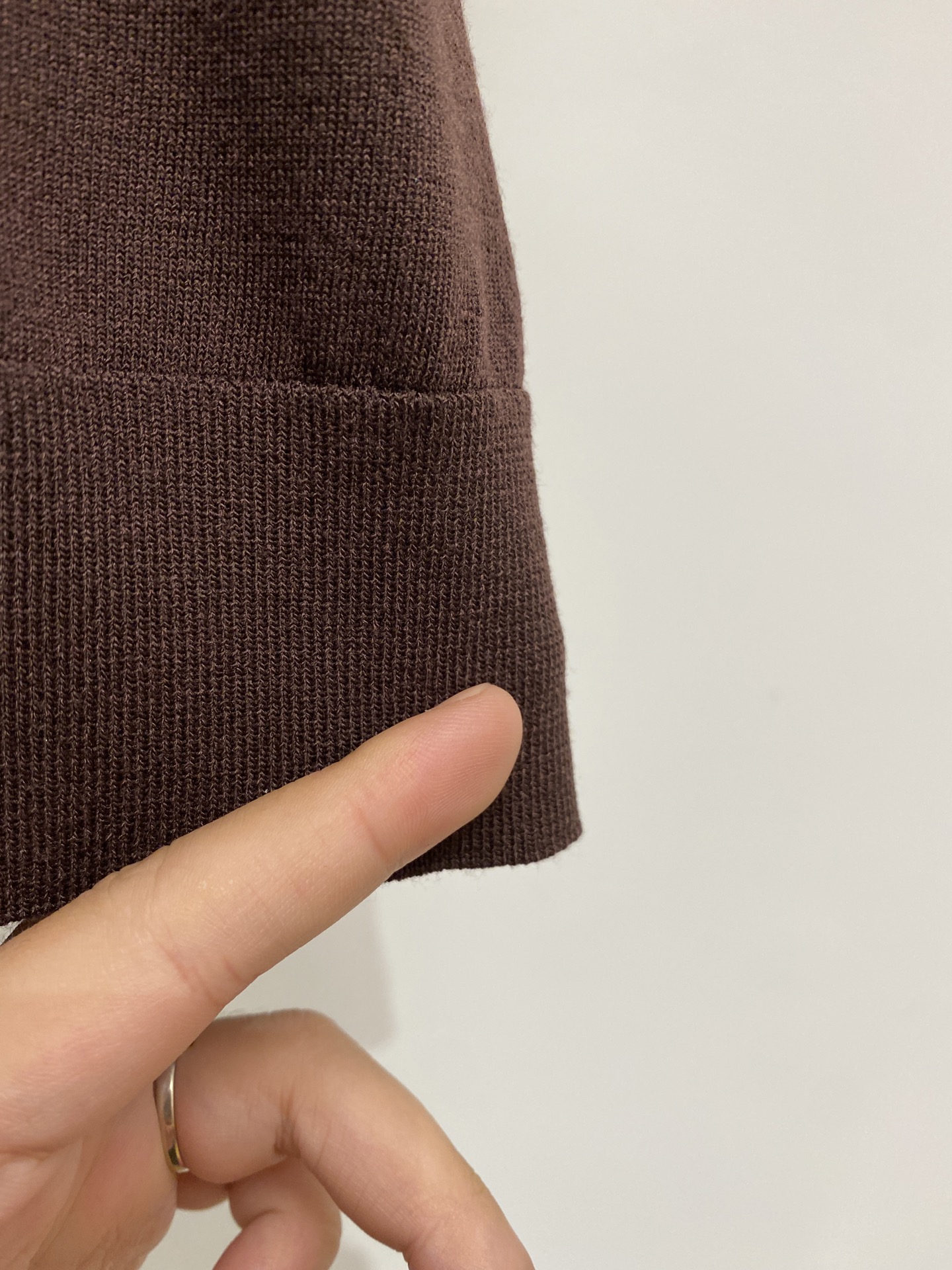 ￼ Loro Piana、2026新品短袖T恤，帅气时尚，胸前精致刺绣字母logo，简约百搭款。面料棉 