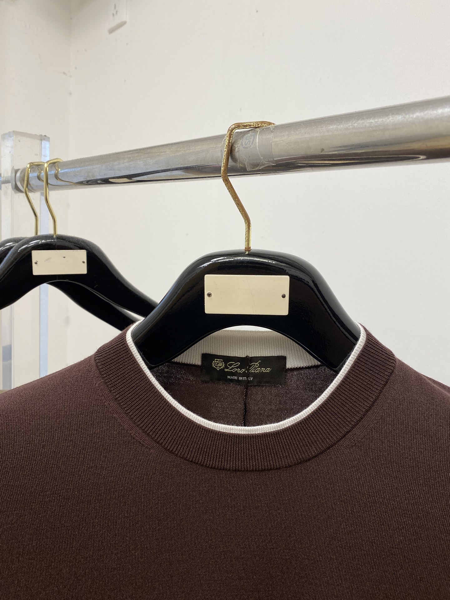 ￼ Loro Piana、2026新品短袖T恤，帅气时尚，胸前精致刺绣字母logo，简约百搭款。面料棉 