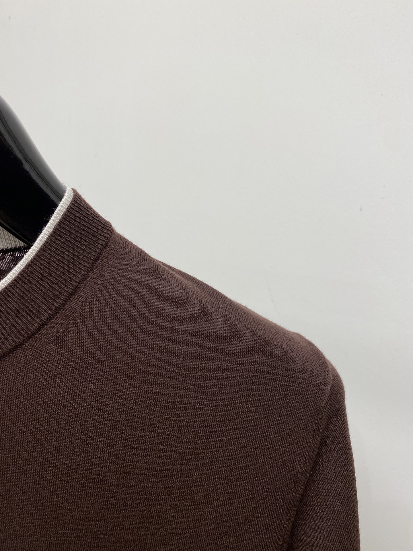 ￼ Loro Piana、2026新品短袖T恤，帅气时尚，胸前精致刺绣字母logo，简约百搭款。面料棉 