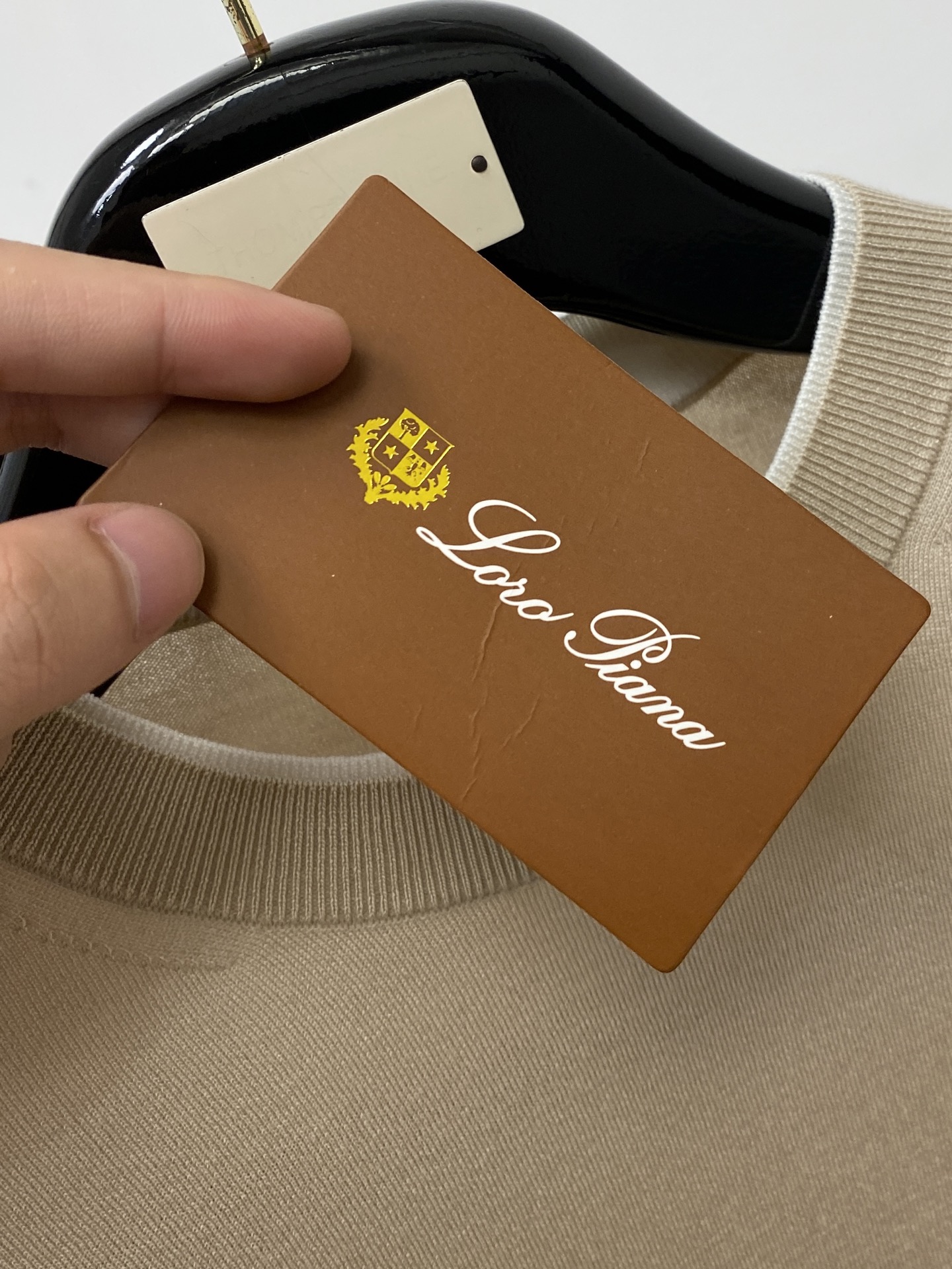 ￼ Loro Piana、2026新品短袖T恤，帅气时尚，胸前精致刺绣字母logo，简约百搭款。面料棉 