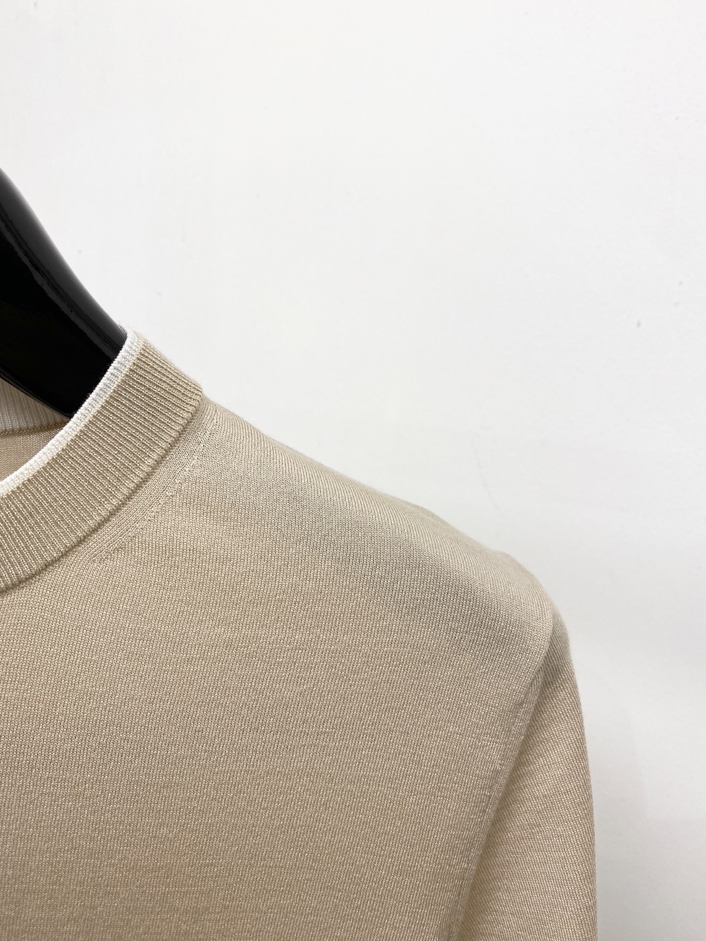 ￼ Loro Piana、2026新品短袖T恤，帅气时尚，胸前精致刺绣字母logo，简约百搭款。面料棉 