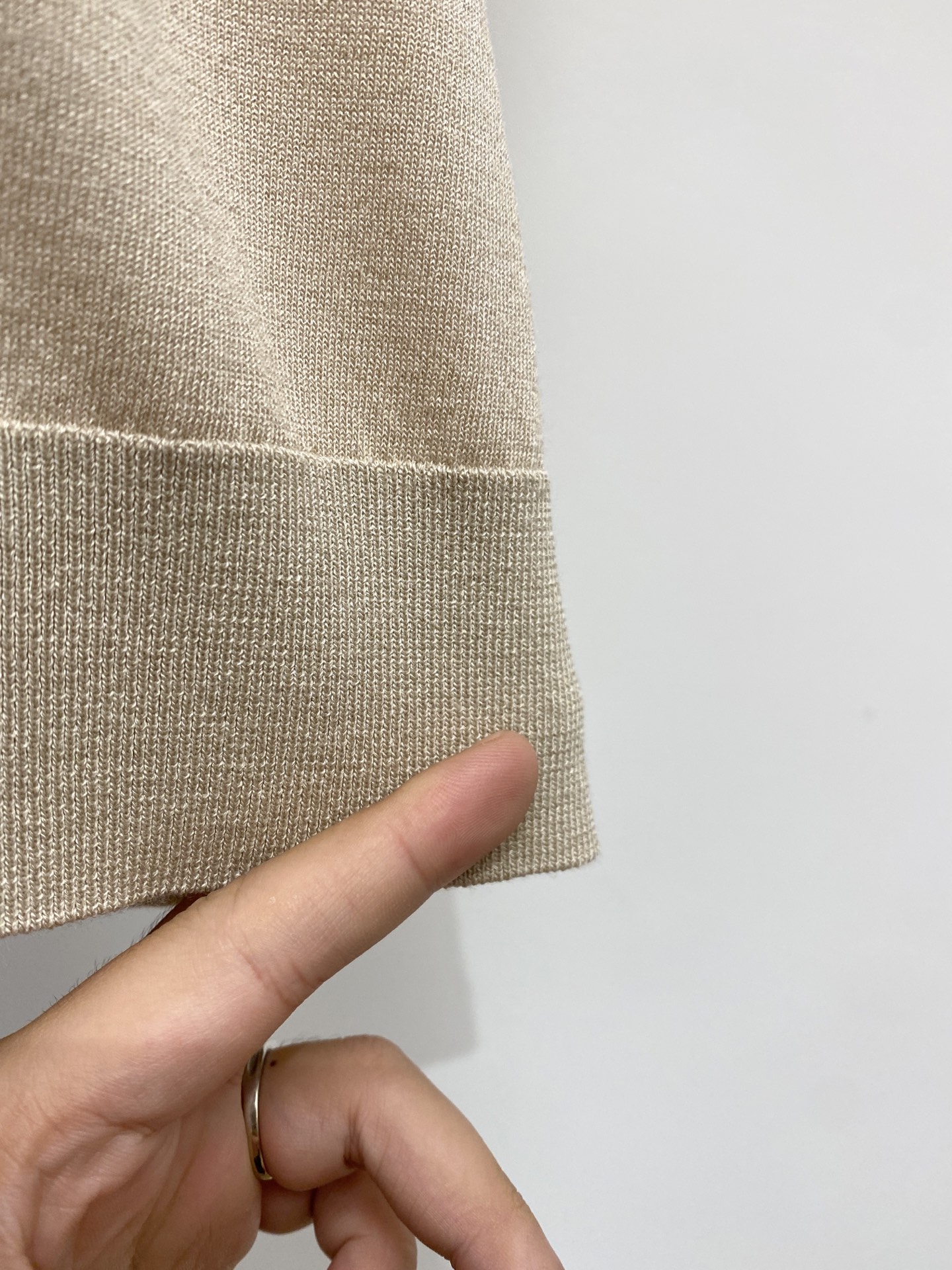 ￼ Loro Piana、2026新品短袖T恤，帅气时尚，胸前精致刺绣字母logo，简约百搭款。面料棉 