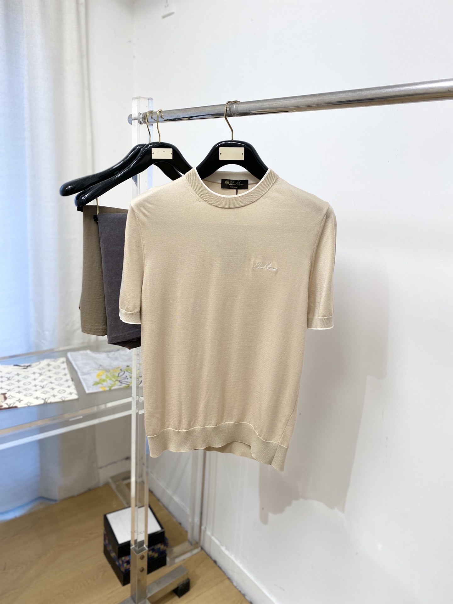 ￼ Loro Piana、2026新品短袖T恤，帅气时尚，胸前精致刺绣字母logo，简约百搭款。面料棉 