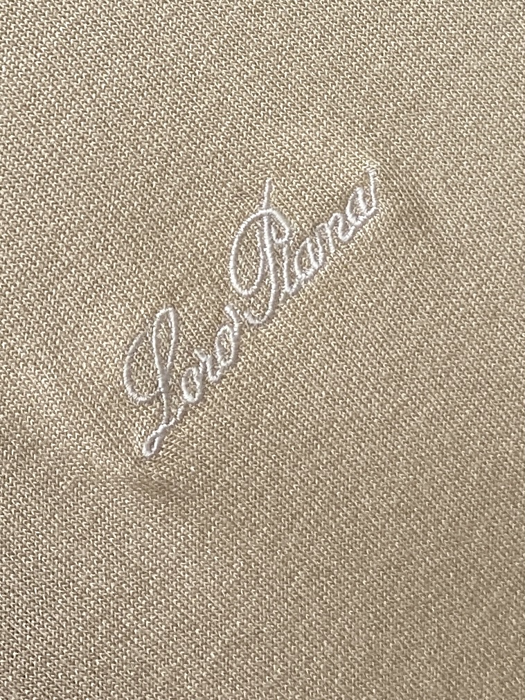 ￼ Loro Piana、2026新品短袖T恤，帅气时尚，胸前精致刺绣字母logo，简约百搭款。面料棉 