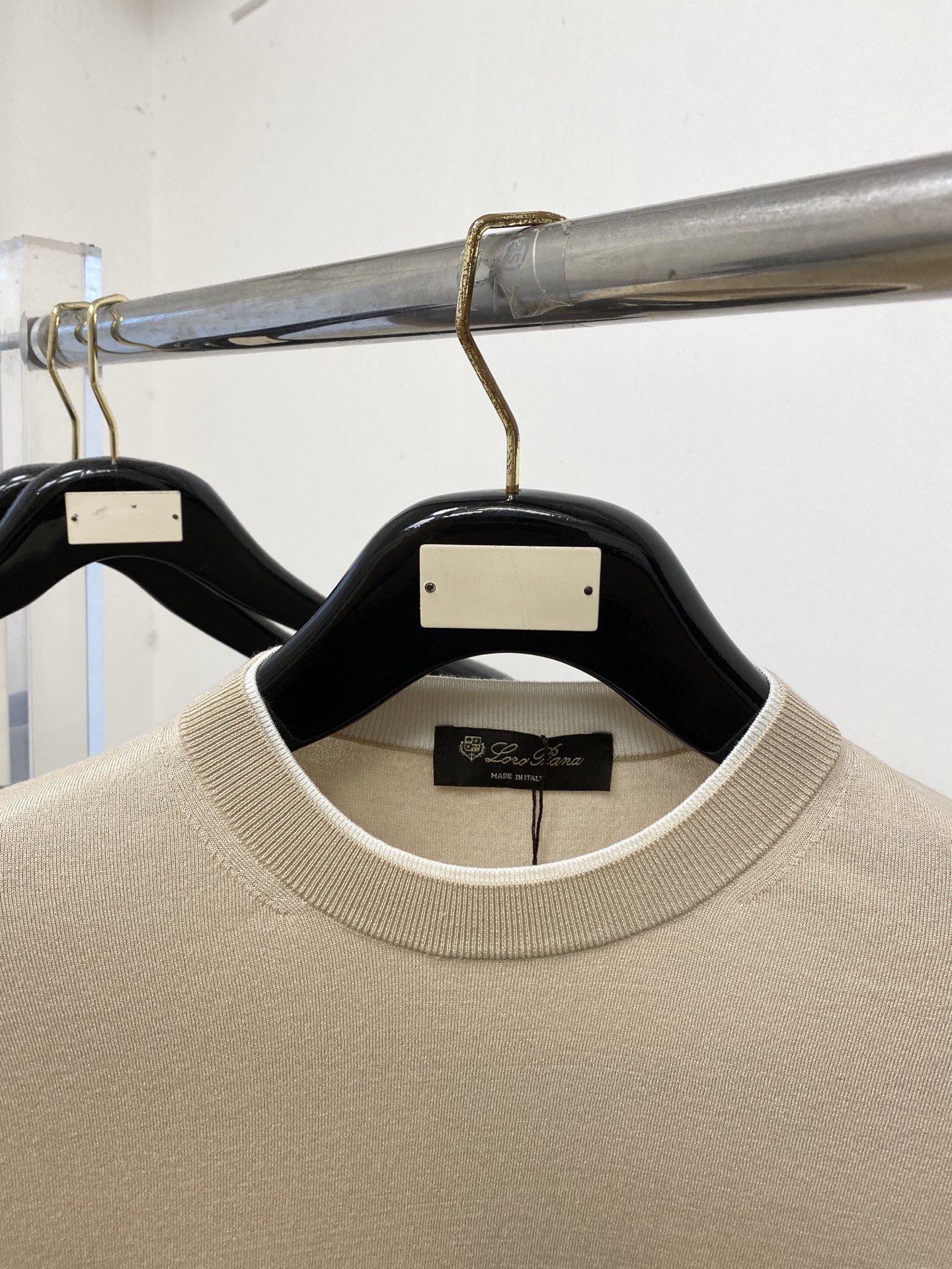 ￼ Loro Piana、2026新品短袖T恤，帅气时尚，胸前精致刺绣字母logo，简约百搭款。面料棉 