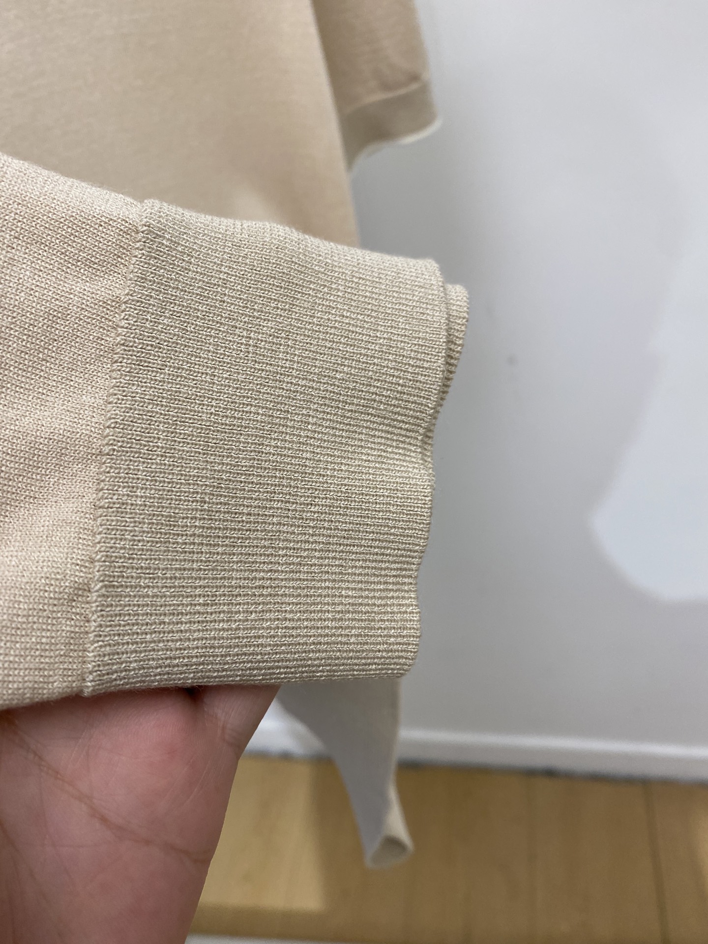 ￼ Loro Piana、2026新品短袖T恤，帅气时尚，胸前精致刺绣字母logo，简约百搭款。面料棉 