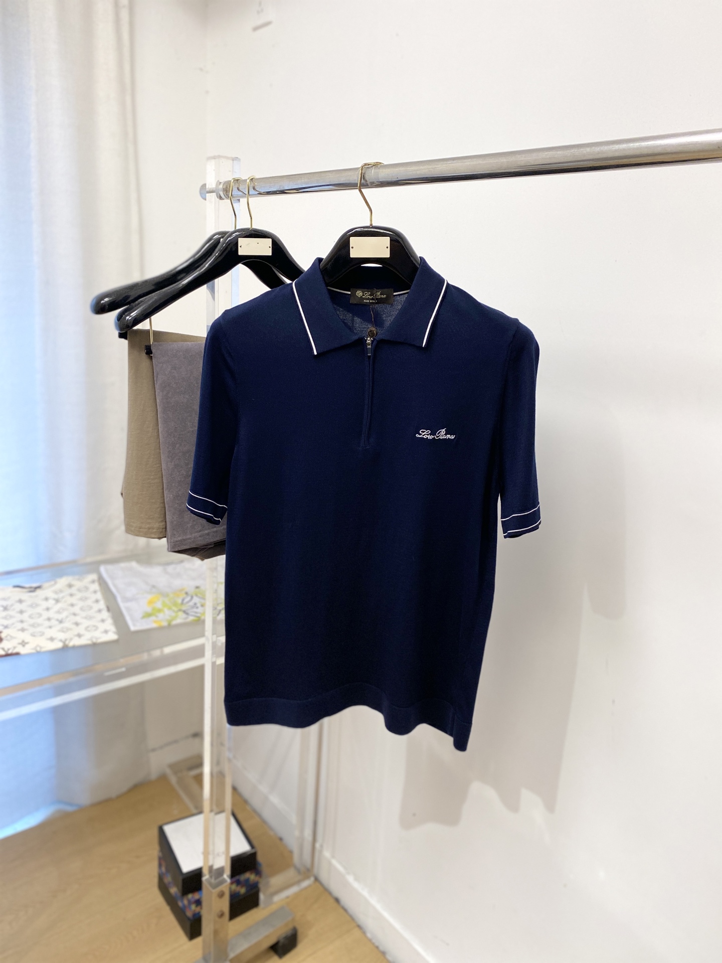 ￼ Loro Piana、2026新品短袖T恤，帅气时尚，胸前精致刺绣字母logo，简约百搭款。面料棉 