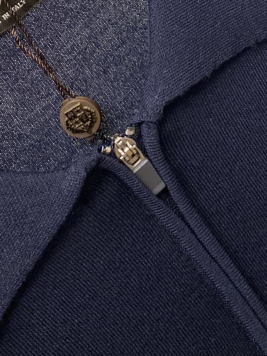 ￼ Loro Piana、2026新品短袖T恤，帅气时尚，胸前精致刺绣字母logo，简约百搭款。面料棉 